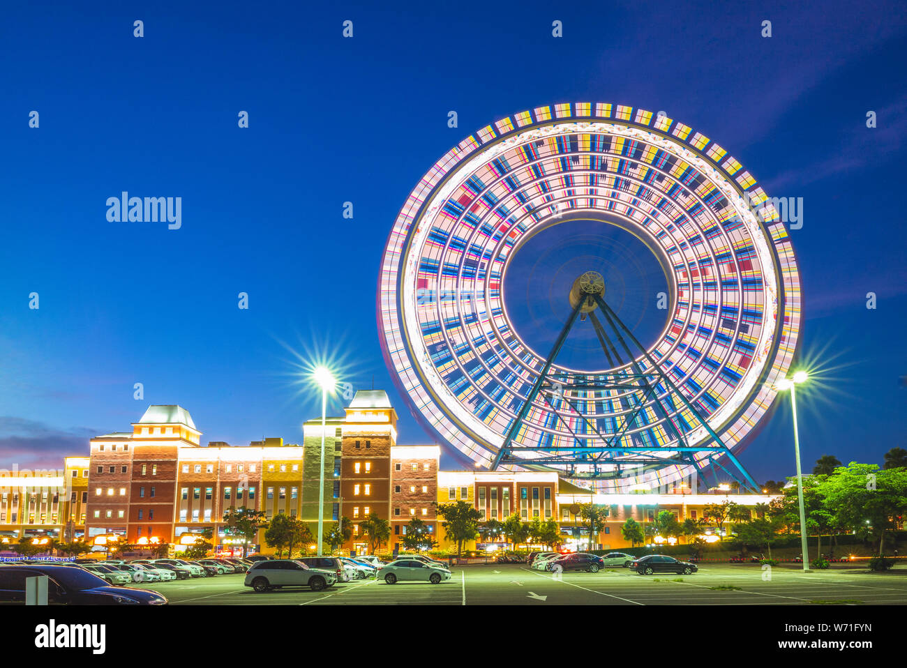 Parc à thème avec grande roue à Taichung au crépuscule Banque D'Images
