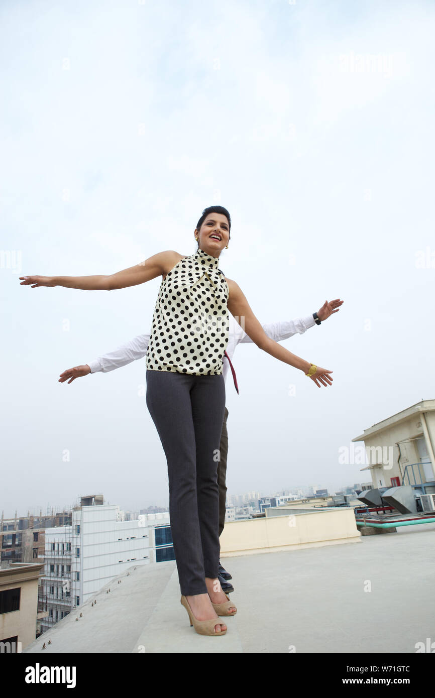 Deux cadres d'affaires assis dans yoga pose Banque D'Images