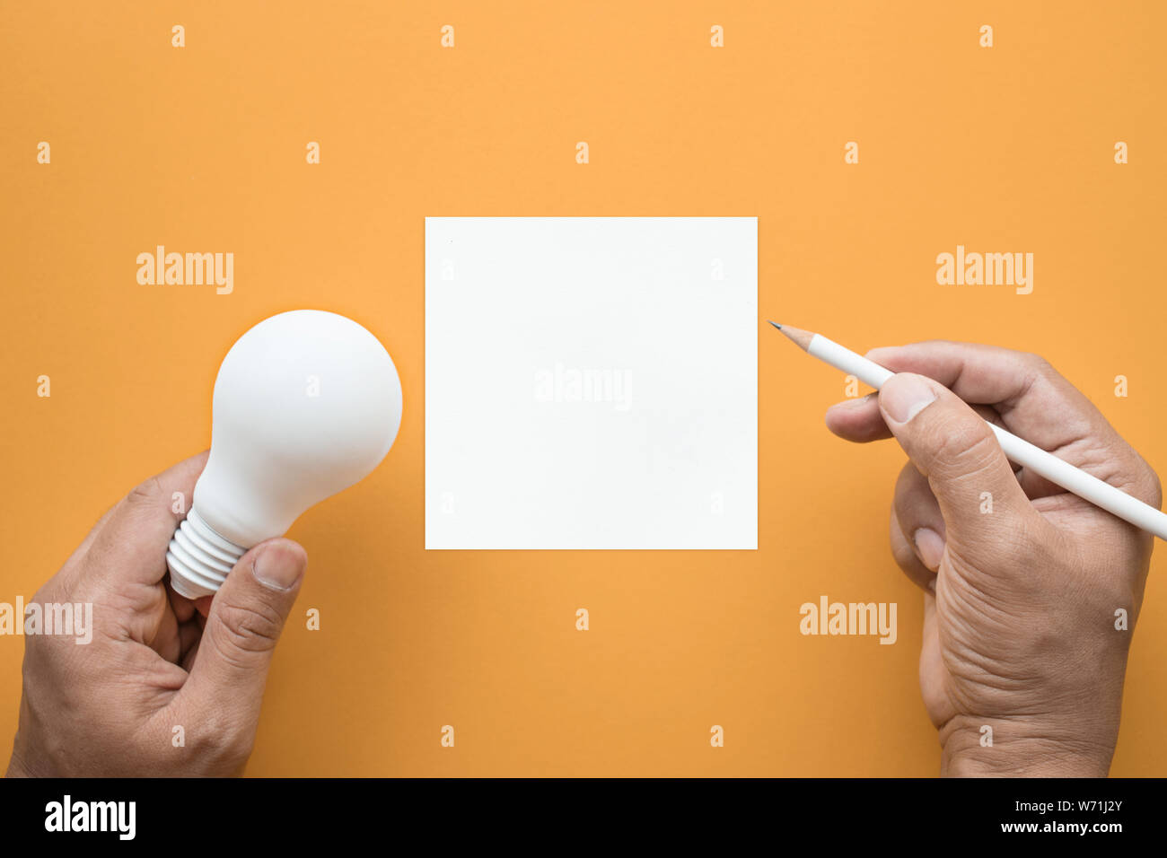 L'inspiration de la créativité d'idées,des concepts avec lightbulb et bloc-notes sur un fond de couleur pastel.Télévision poser design. Banque D'Images