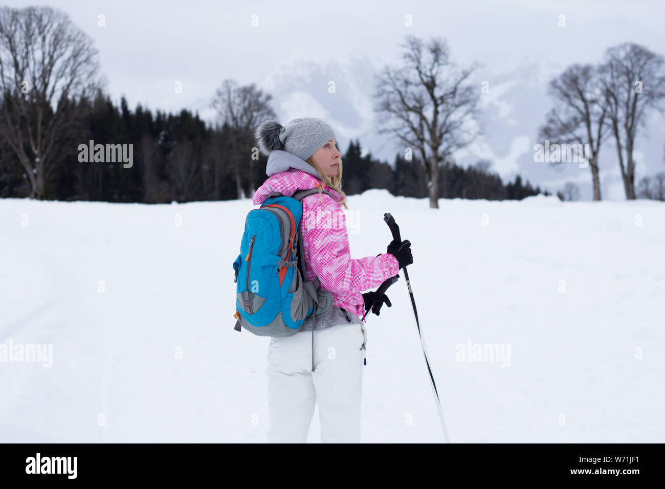 Femme avec des bâtons de marche en hiver nature Banque D'Images