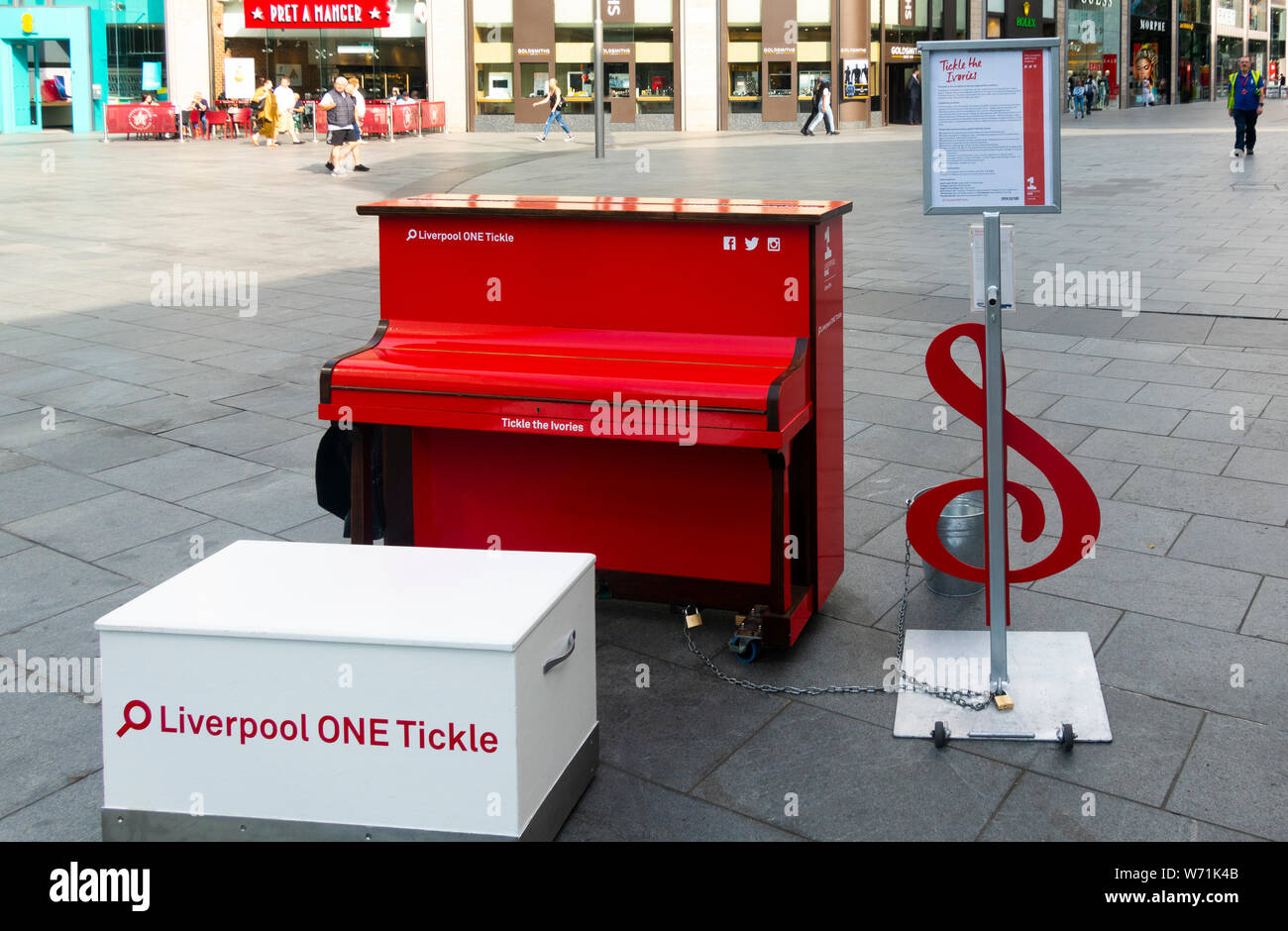 Chatouiller les ivoires à Liverpool One Banque D'Images