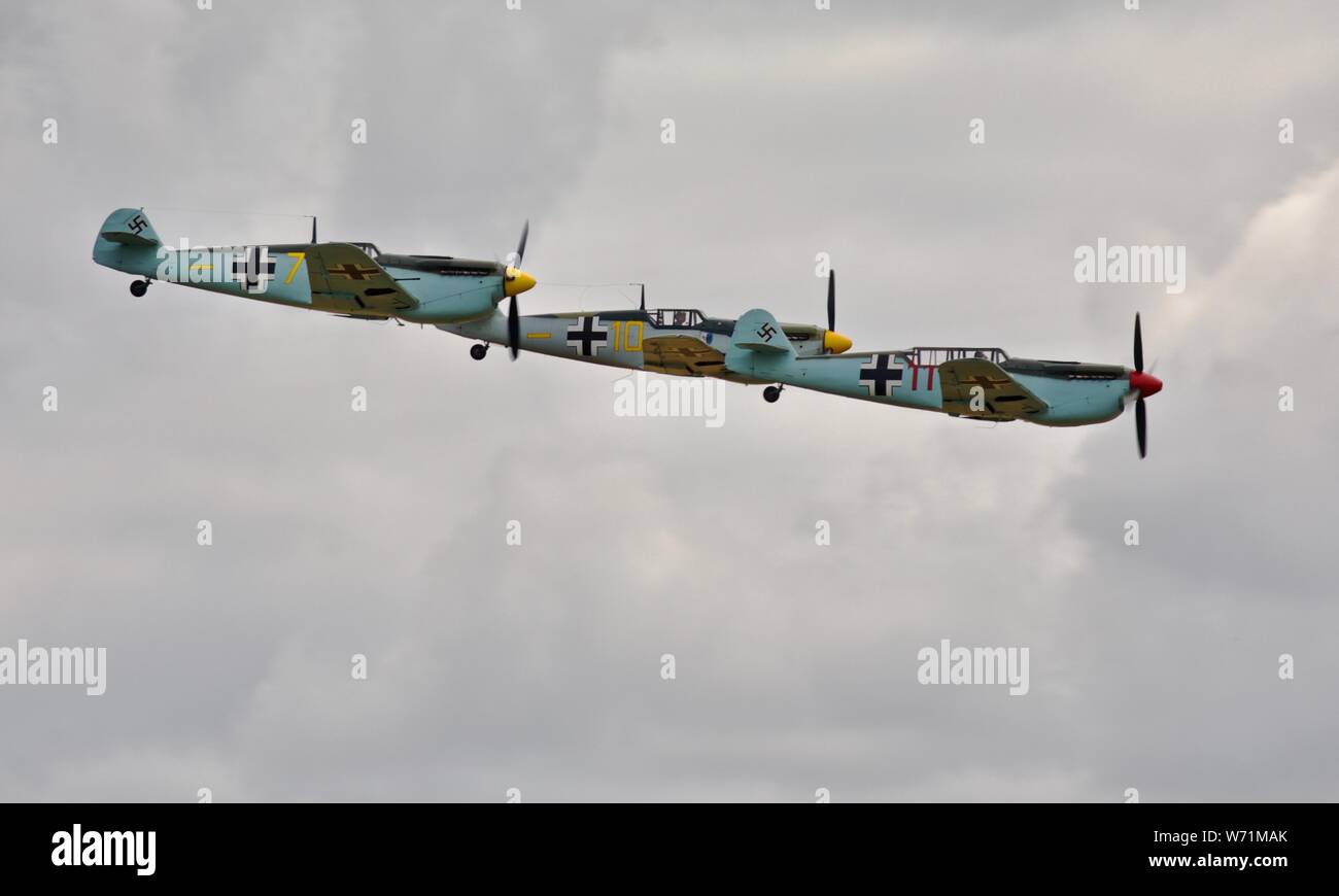 3 Hispano Buchon's 'G-AWHM,G-creds et G-AWHK' volant en formation à l'Flying Legends Airshow le 14 juillet 2019 Banque D'Images