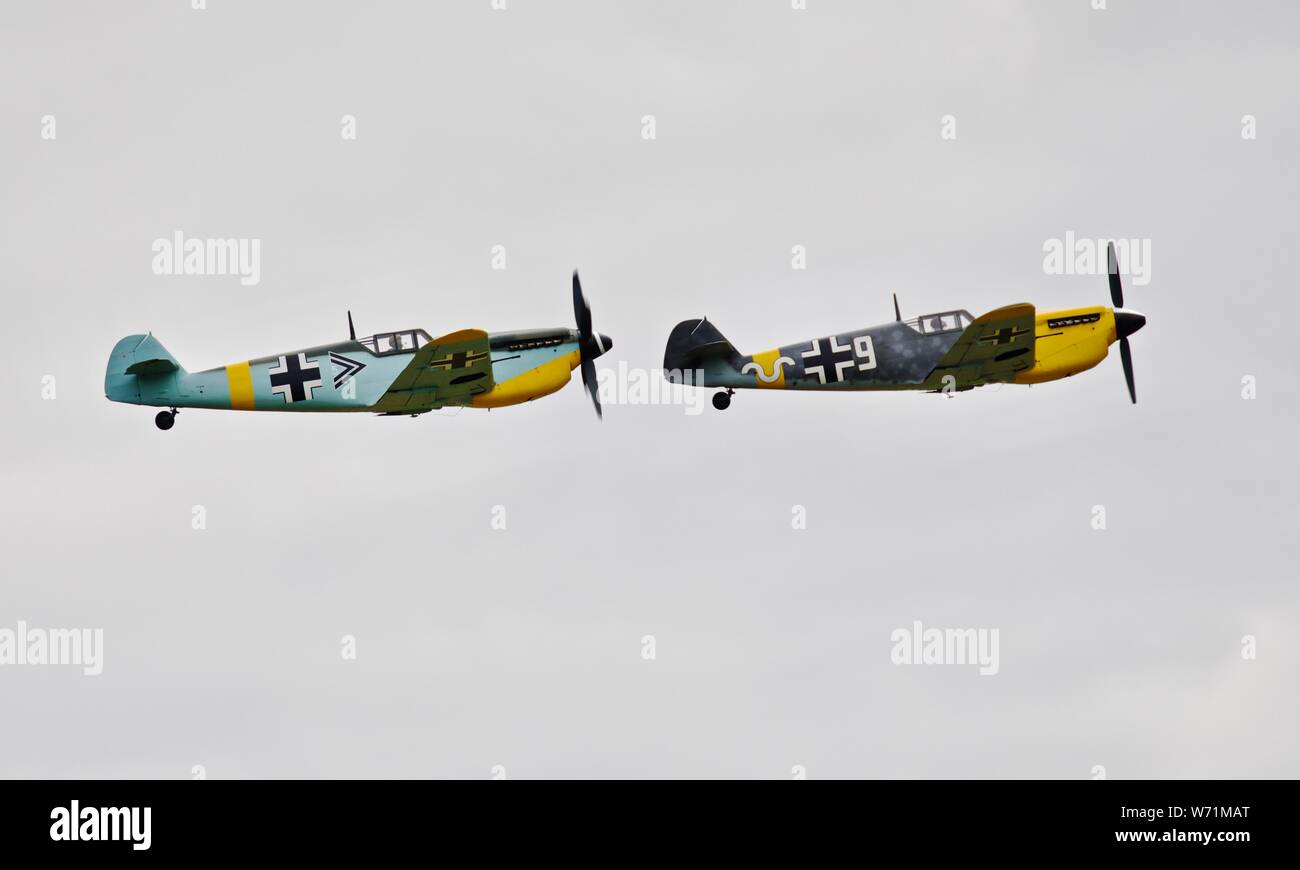 2 Hispano HA-1112-M1L Buchons (5 Blanc G-AWHR) et blanc (9-G) AWHH volant en formation à l'Airshow Flying Legends 2019 Banque D'Images