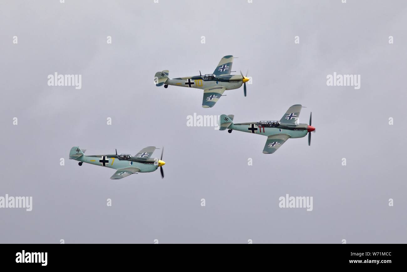 3 Hispano Buchon's 'G-AWHM,G-creds et G-AWHK' volant en formation à l'Flying Legends Airshow le 14 juillet 2019 Banque D'Images