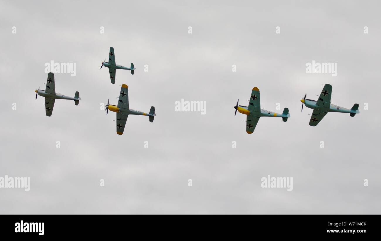 Cinq Hispano HA-1112-M1G/M4L Buchóns volant en formation à l'Airshow Flying Legends 2019 Banque D'Images