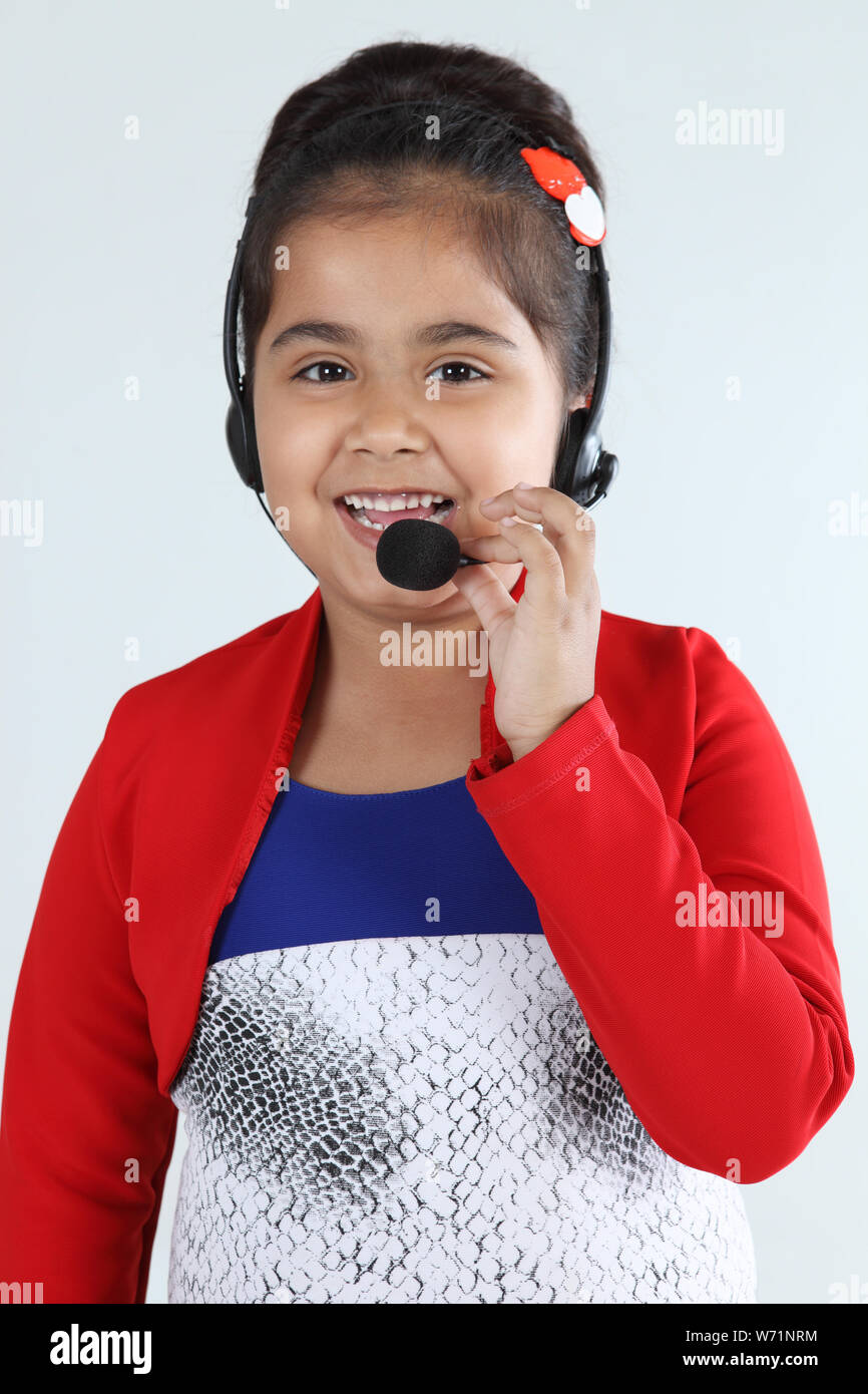 Fille prétendant être un représentant du service à la clientèle portant un casque Banque D'Images