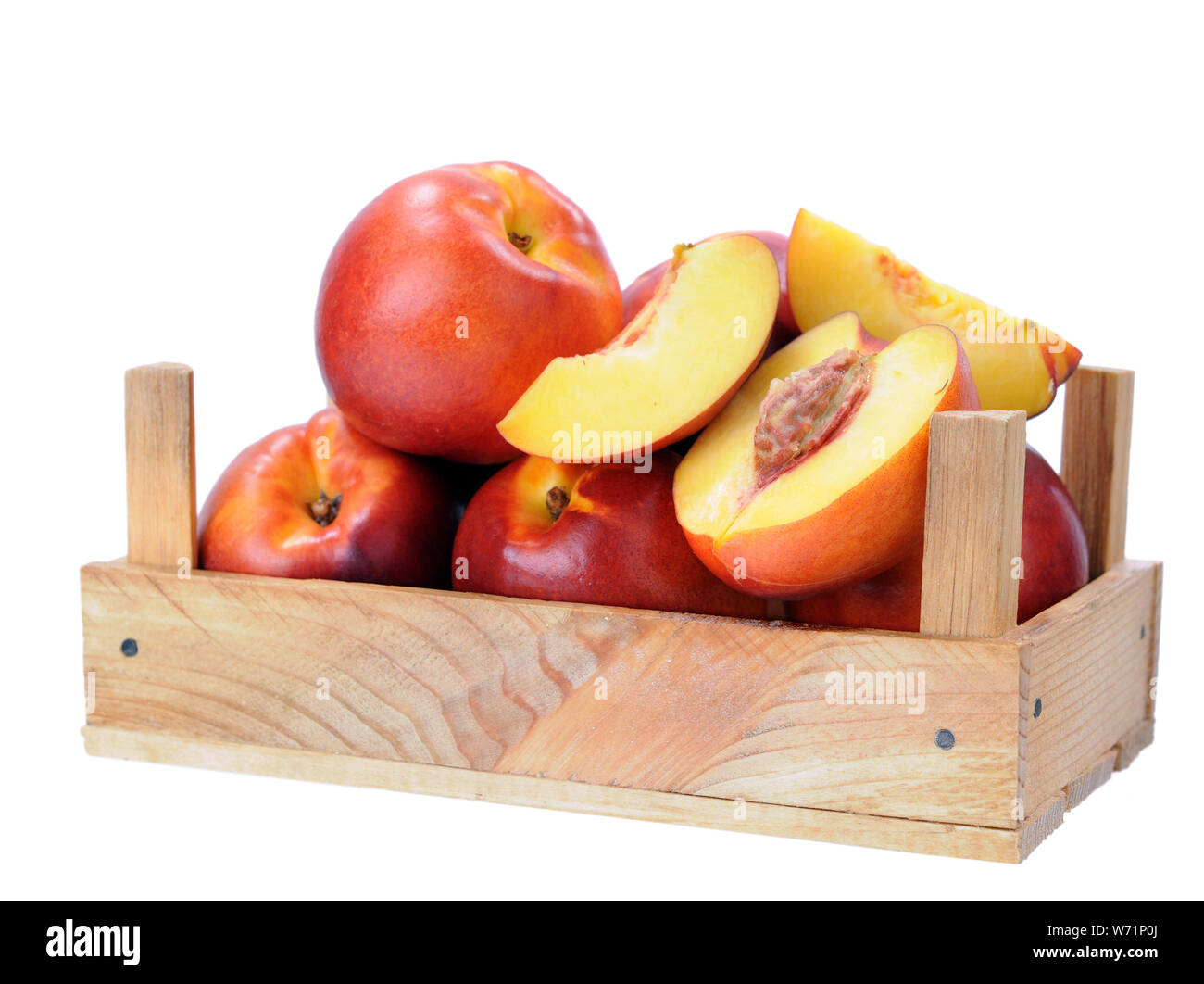 Nectarines dans la caisse isolated on white Banque D'Images