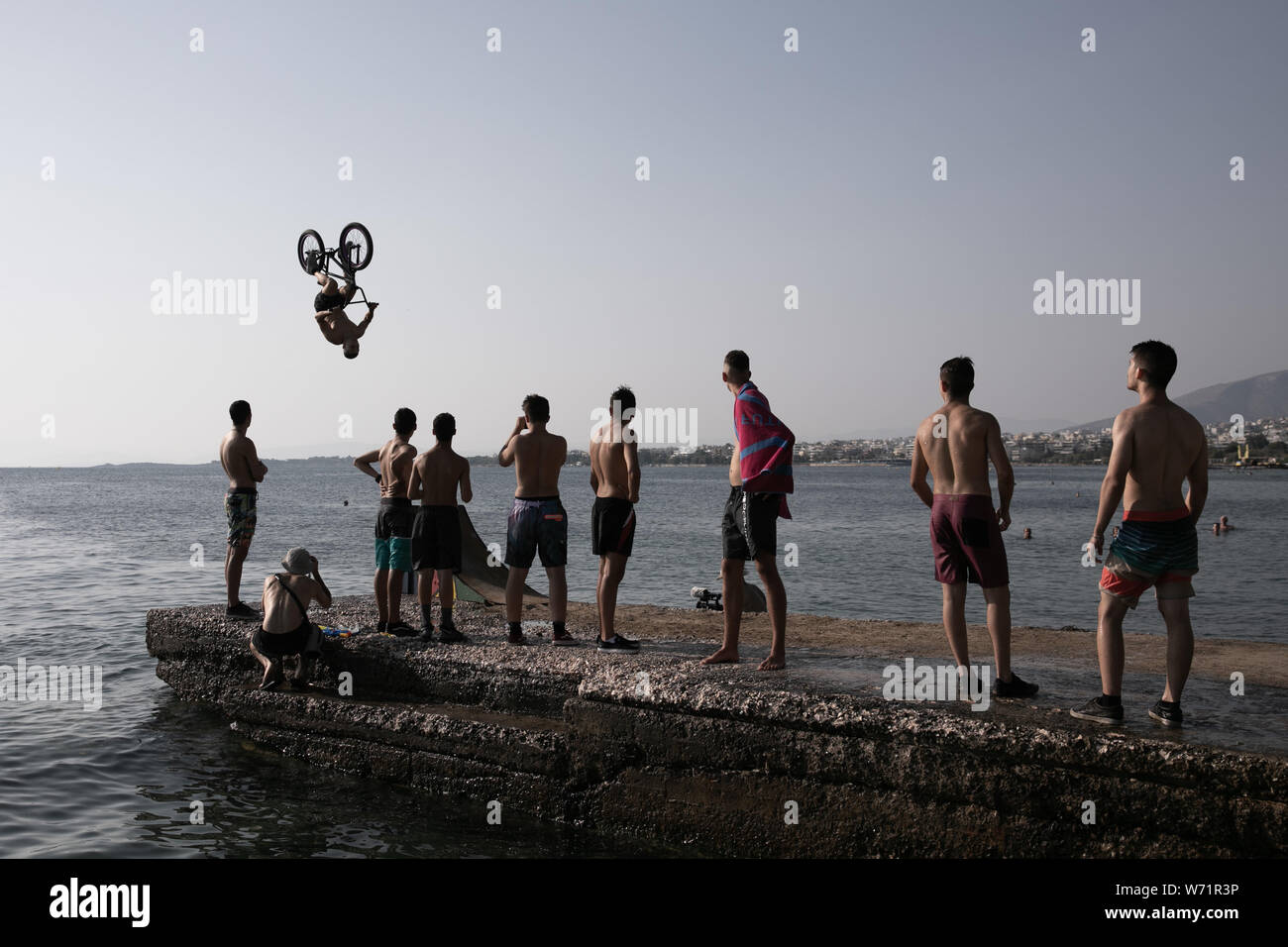 Athènes, Grèce. 3e août 2019. Les gens regardent en tant que cycliste saute dans la mer avec son vélo pendant la journée BMX Water Jump 2019 événement à plage de Kavouri à Athènes, Grèce le 3 août 2019. Le Lefteris Crédit : Partsalis/Xinhua Banque D'Images