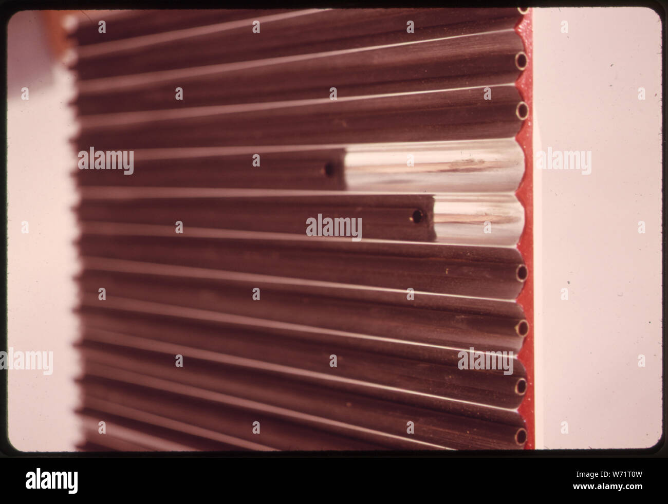 Un modèle de l'CUST-CHAUFFAGE SOLAIRE EN FORME DE PANNEAU POUR ÊTRE construit et testé par l'ADEN MEINEL LA FAMILLE PRÈS DE TUCSON, EN ARIZONA, LES TUBES SONT MIS À L'INTÉRIEUR NOIRCI DEMI-cylindrique réflecteurs et absorber l'énergie du soleil pour chauffer le liquide en circulation. Le MEINELS SONT DES SPÉCIALISTES DE L'ÉNERGIE SOLAIRE Banque D'Images