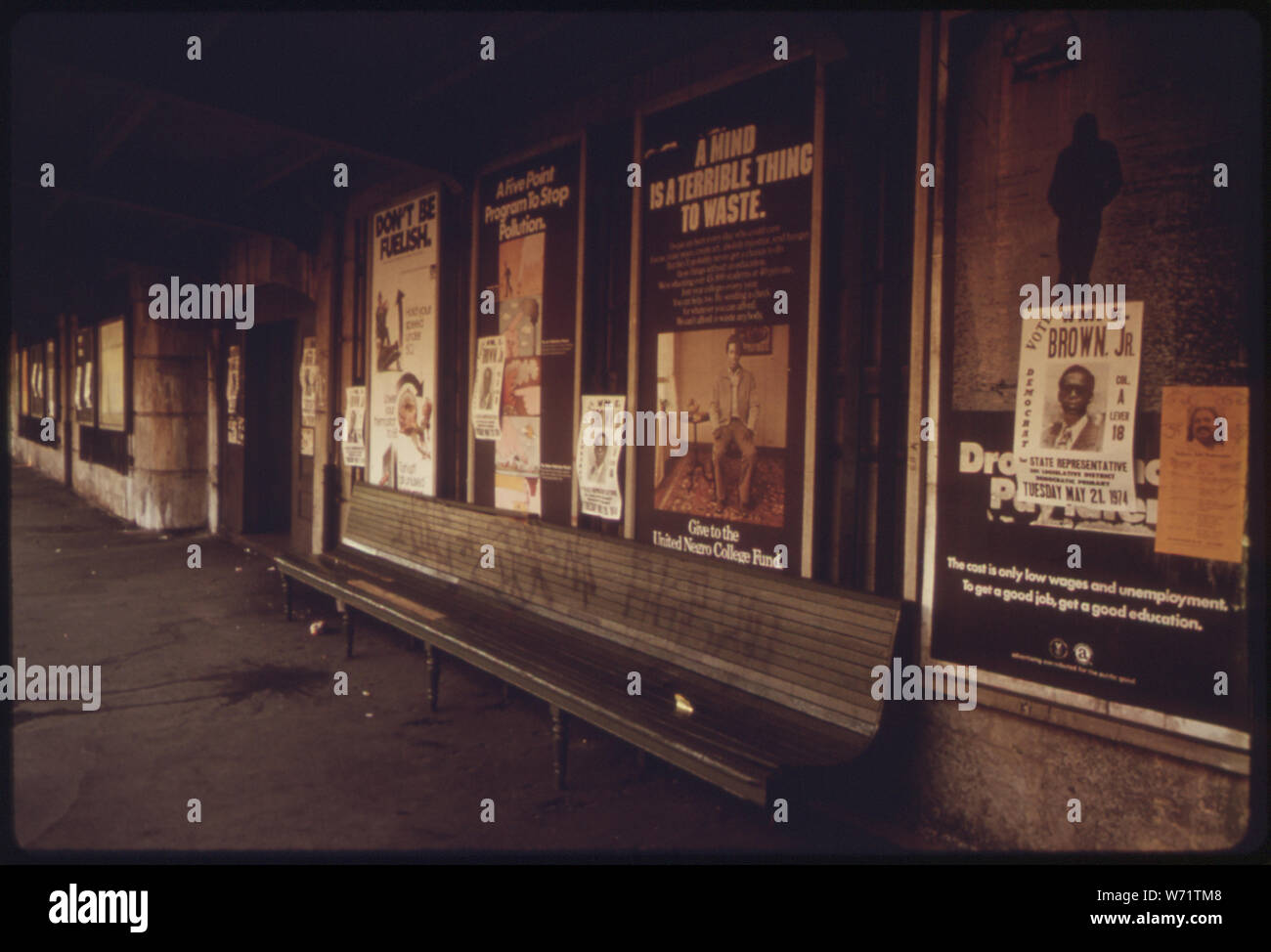 La publicité EST AFFICHÉE SUR UNE PLATE-FORME D'ATTENTE DANS UNE GARE DANS LA BANLIEUE DE Philadelphie, Pennsylvanie. Il est l'UN DES LIEUX DU CENTRE-VILLE DE PRENDRE UN TRAIN DE BANLIEUE SUR LES VOITURES LOUÉES PAR LE SUD-EST DE LA PENNSYLVANIE TRANSPORTATION AUTHORITY (SEPTA) DE DIVERS CHEMINS DE FER DANS LA RÉGION MÉTROPOLITAINE. Le système comprend 157 LIGNES DE BUS ET DE TRAIN ET 2 790 milles de parcours. De 1971 à 1974, l'achalandage a augmenté de 273 à 293 millions de dollars. L'AMÉLIORATION DES INSTALLATIONS ONT CONTRIBUÉ À Banque D'Images