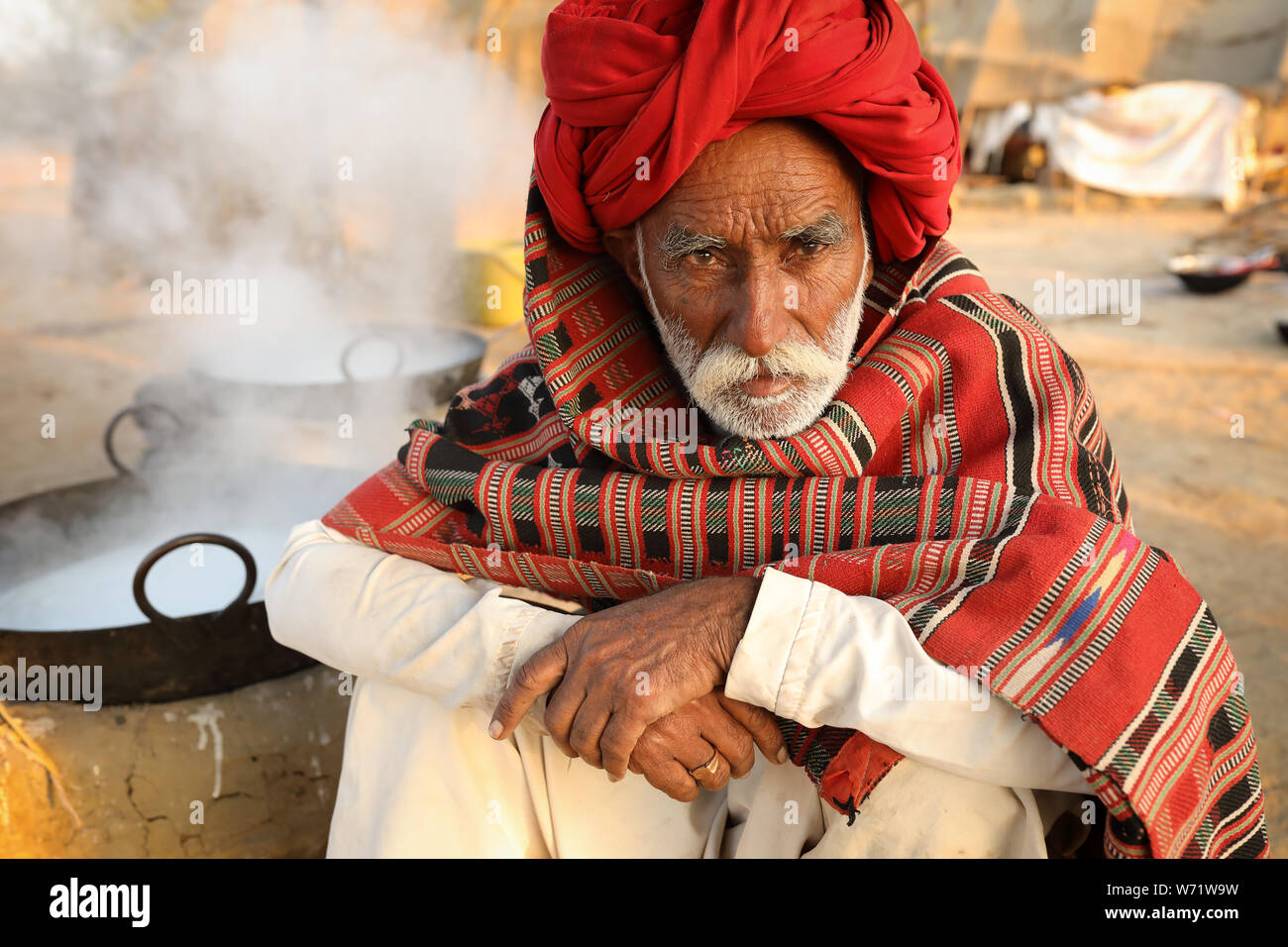 Homme Rabari dans un village rural dans le district de Kutch, Gujarat. Le Kutch région est bien connue pour son la vie tribale et la culture traditionnelle. Banque D'Images