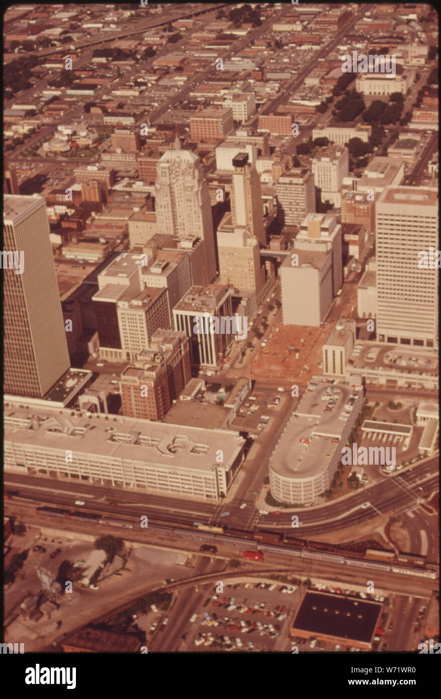 Une vue aérienne de la LONE STAR COMME IL FAIT SON CHEMIN DANS LE CENTRE-VILLE D'OKLAHOMA CITY EN ROUTE DE CHICAGO À HOUSTON, Texas AMTRAK S'EFFORCE D'INVERSER LA TENDANCE À LA BAISSE DU TRANSPORT FERROVIAIRE VOYAGEURS ENTRE LA FIN DE LA SECONDE GUERRE MONDIALE ET LE DÉBUT DES ANNÉES 1970. Système informatisé de renseignements à l'échelle nationale et les systèmes de billetterie SONT PARMI LES INNOVATIONS EN COURS D'UTILISATION Banque D'Images
