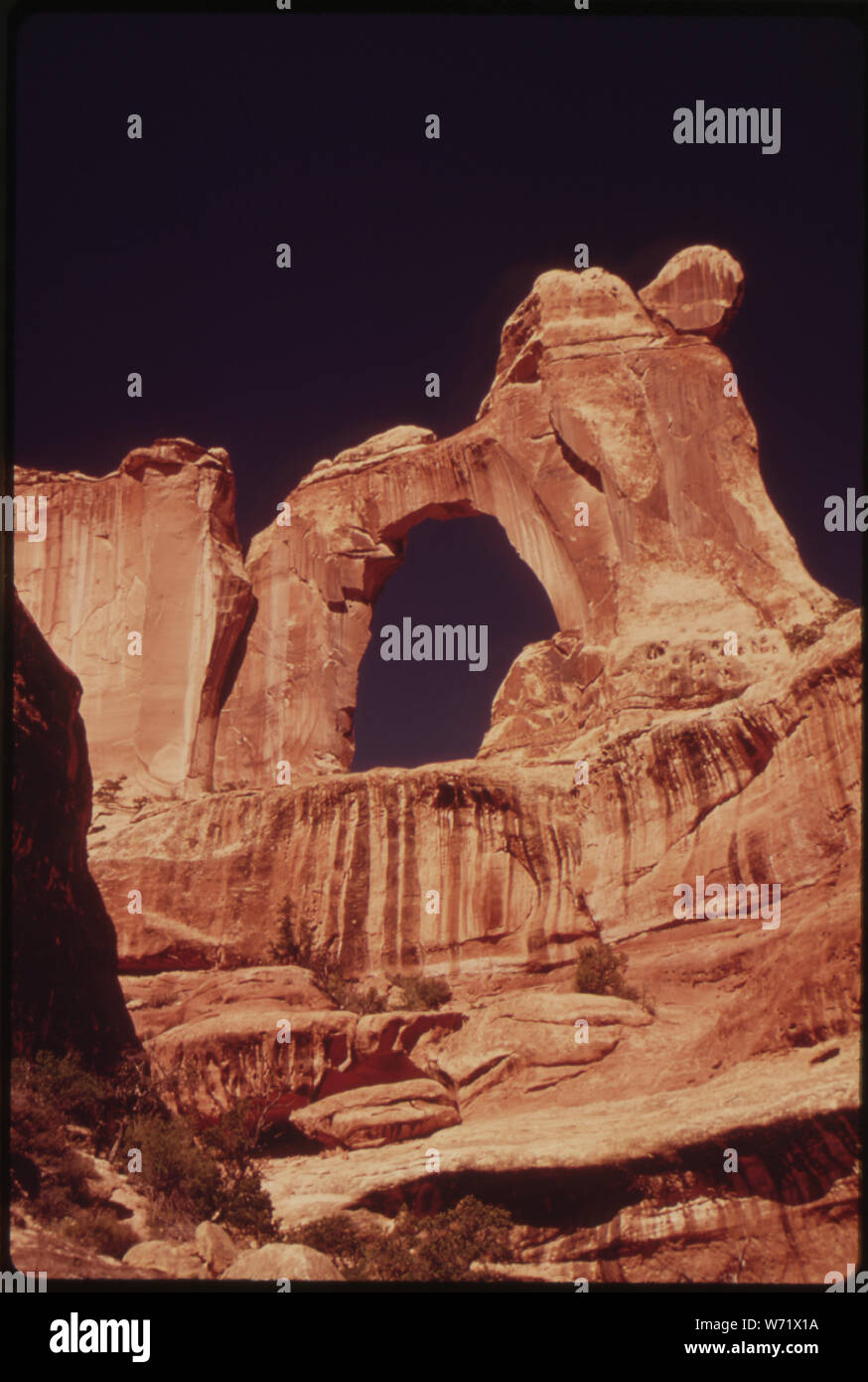 ANGEL ARCH, Canyonlands National Park. (À PARTIR DE L'EXPOSITION DOCUMERICA-1. Pour d'AUTRES IMAGES DE CETTE AFFECTATION, VOIR LES NUMÉROS DE FICHE 52, 53, 54, 55, 56.) Banque D'Images