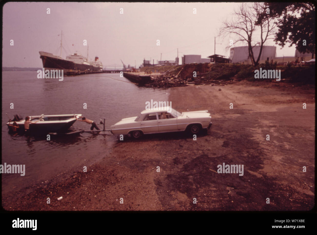 Au SUD DE LA PLAGE À SEWAREN CARTARET, UNE RAMPE EN BÉTON A ÉTÉ CONSTRUIT POUR FACILITER LA MISE À L'eau. En arrière-plan EST UNE INSTALLATION DE CHARGEMENT DE L'HUILE SHELL. À marée basse, LA MARÉE NOIRE À GAUCHE SUR LA PLAGE EST APPARENTE Banque D'Images