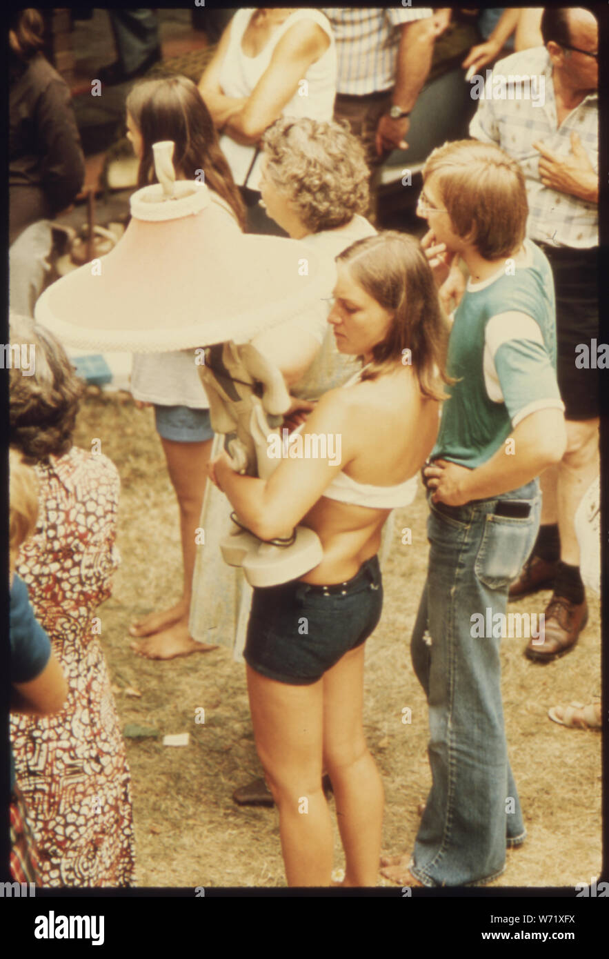 AUDIENCE À UNE VENTE AUX ENCHÈRES DE BIENS MÉNAGERS dans un quartier résidentiel. En général, ILS ONT LIEU PENDANT LES MOIS D'ÉTÉ DE VENDRE DES BIENS DE RETRAITÉS QUI DÉMÉNAGENT DANS UN APPARTEMENT, OU QUI SONT MORTS. NEW ULM EST UN CENTRE COMMERCIAL DE 13 000 PLACES DANS UNE ZONE AGRICOLE DU SUD DU CENTRE DU MINNESOTA. Elle A ÉTÉ FONDÉE EN 1854 PAR UN IMMIGRANT ALLEMAND LAND COMPANY QUI A ENCOURAGÉ SES PARENTS D'émigrer de l'EUROPE Banque D'Images