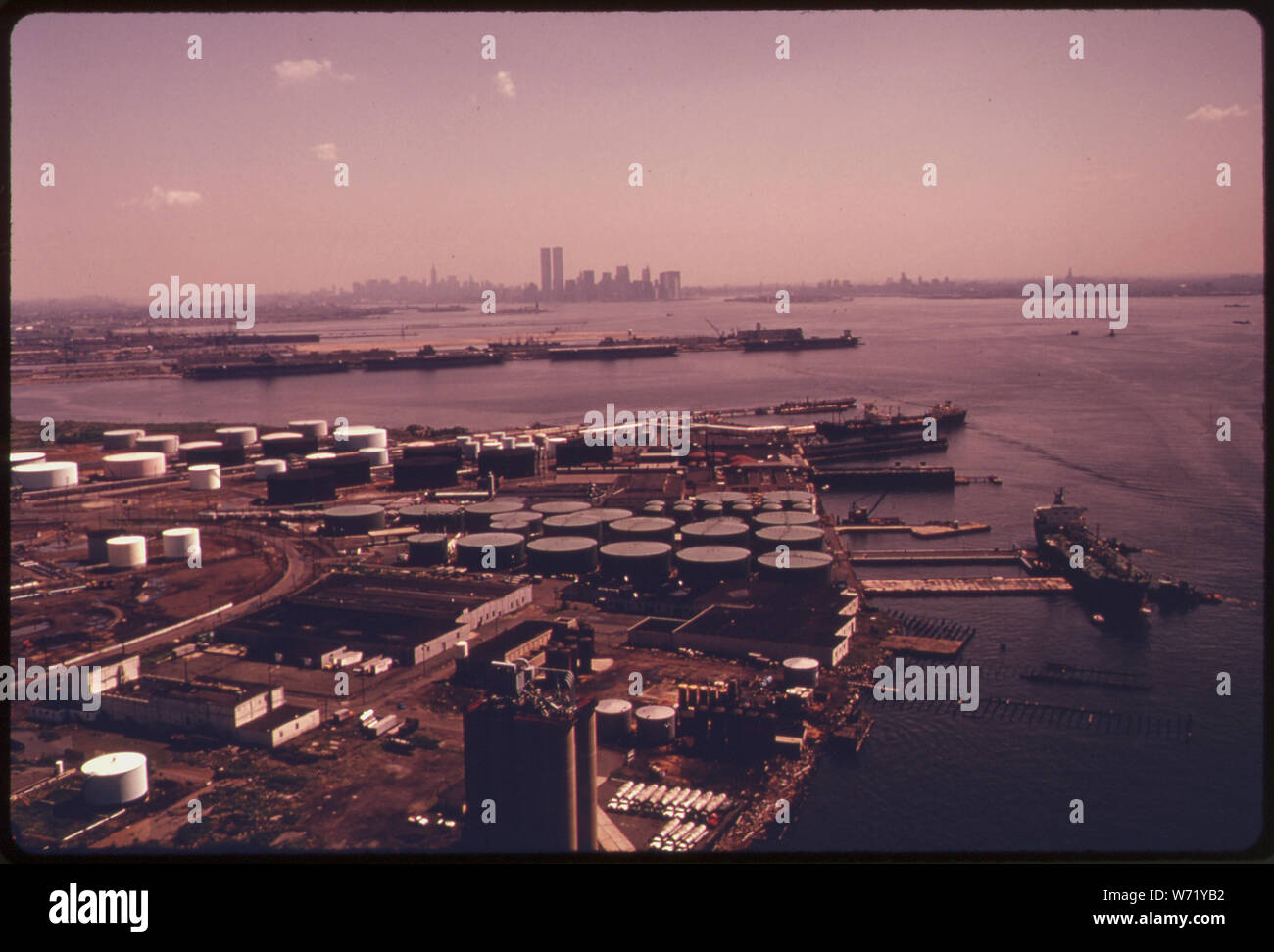 BAYONNE, NEW JERSEY, sur UPPER NEW YORK BAY AVEC L'horizon de Manhattan en arrière-plan. Les terrains adjacents à l'angle des rivières qui coulent en elle, et de baies et estuaires IL CHANT ONT UN IMPACT DIRECT SUR L'ENVIRONNEMENT DE CES EAUX CÔTIÈRES. Le golfe comprend 15 000 milles carrés de l'OCÉAN ET DU PLATEAU CONTINENTAL AU LARGE DES CÔTES DE NEW YORK ET DU NEW JERSEY. Près de Jersey City dans le New Jersey Banque D'Images