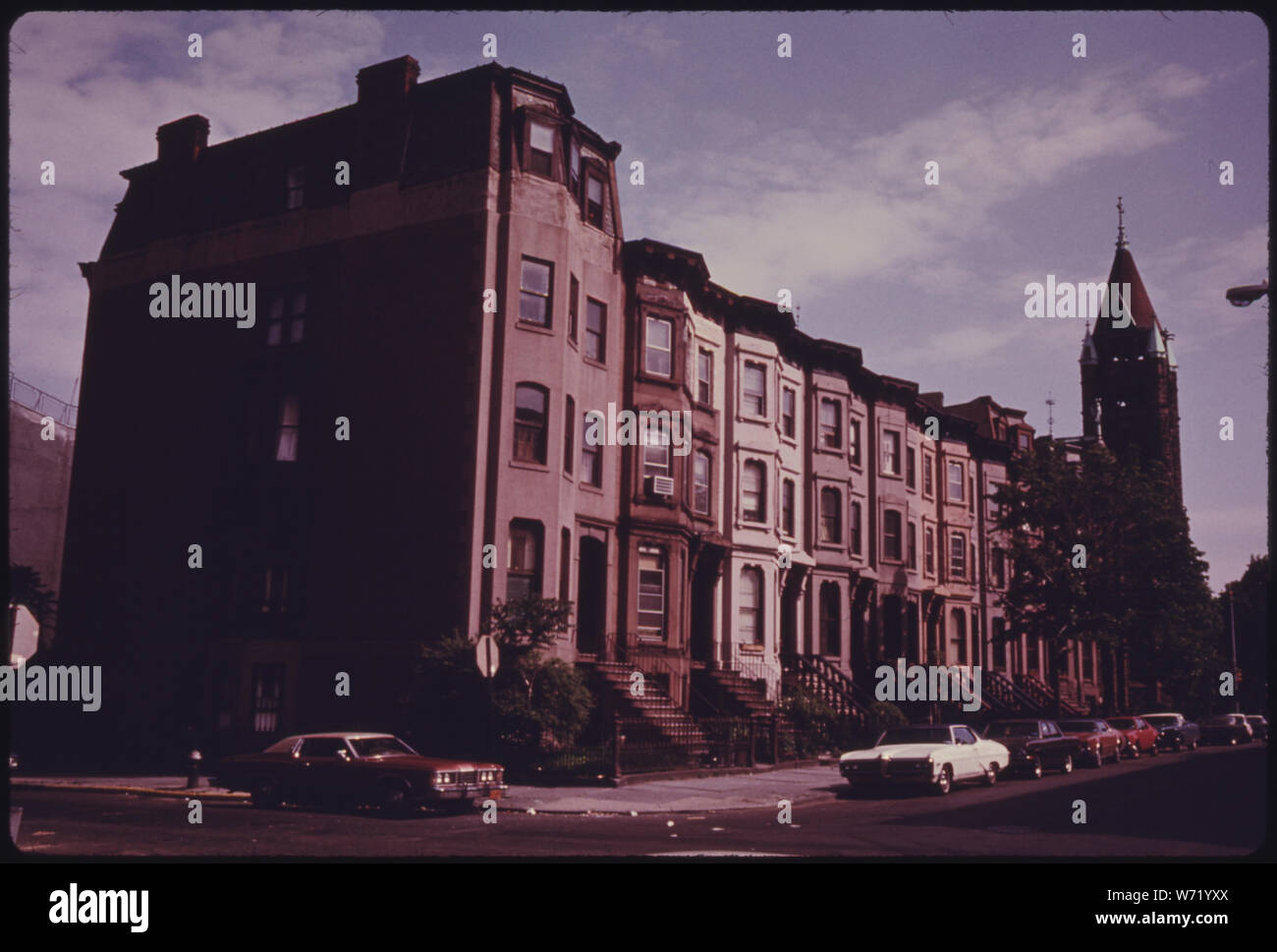 Bloc de BROWNSTONE RÉSIDENCES À PARK SLOPE DE BROOKLYN À NEW YORK. BROOKLYN reste l'UN DES MEILLEURS EXEMPLES DE L'AMÉRIQUE DU 19E SIÈCLE UNE VILLE. Certains DES MEILLEURS ARCHITECTURE AMÉRICAINE survit dans ses pires quartiers, SEULEMENT PARCE QU'IL N'A PAS ÉTÉ démoli. Ce projet MONTRE L'ENVIRONNEMENT DU CENTRE-VILLE D'IMMEUBLES ET LES GENS Banque D'Images