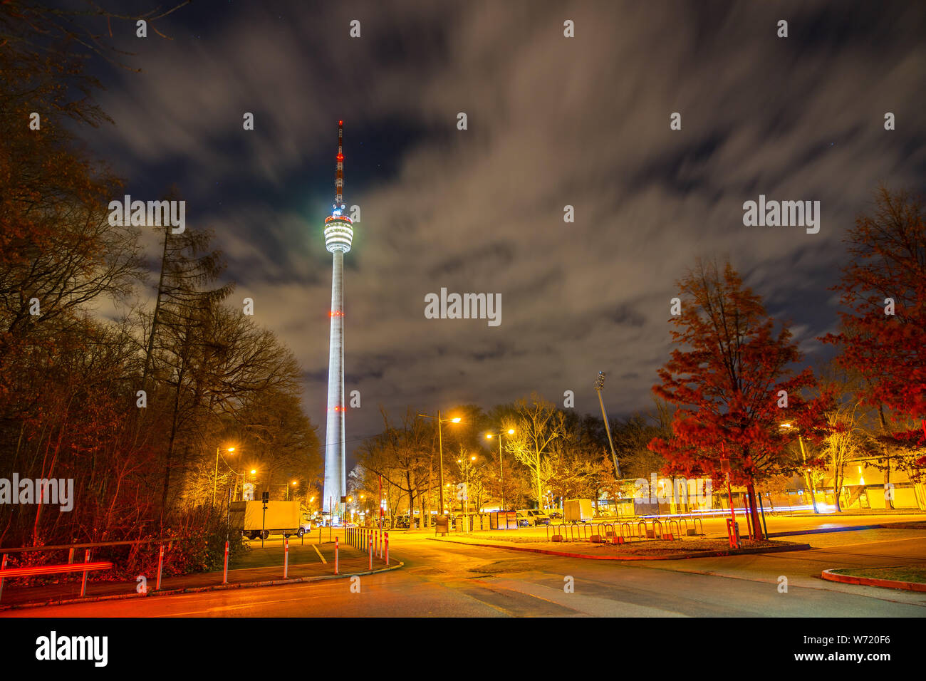 L'Allemagne, la tour de télévision de Stuttgart dans la nuit Banque D'Images