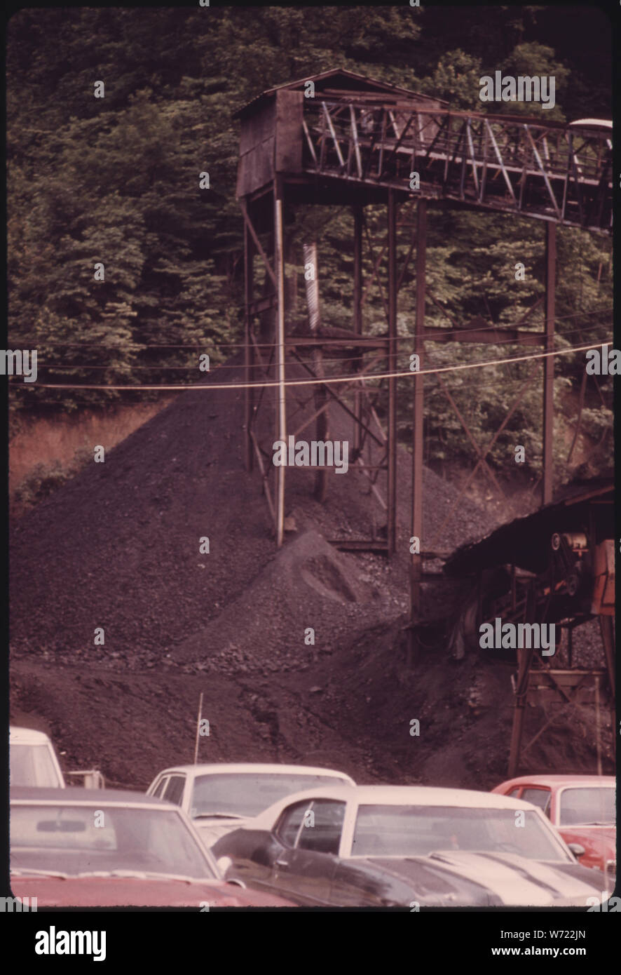 Le charbon est illustré de répandre À PARTIR D'UN CONVOYEUR À BANDE À LA MINE # 21 ADMINISTRÉ PAR LE TENNESSEE CONSOLIDATED COAL COMPANY PRÈS DE JASPER et de Chattanooga, Tennessee. Il sera transporté par camion jusqu'à l'USINE DE TRANSFORMATION DE L'ENTREPRISE POUR LE NETTOYAGE ET LE TRI. La plupart DES METALLURICAL (qualité supérieure) CHARBON SERA VENDU AU JAPON. C'EST UN PROGRESSISTE ET NON-UNION EUROPÉENNE CONTRE LES MINES Banque D'Images