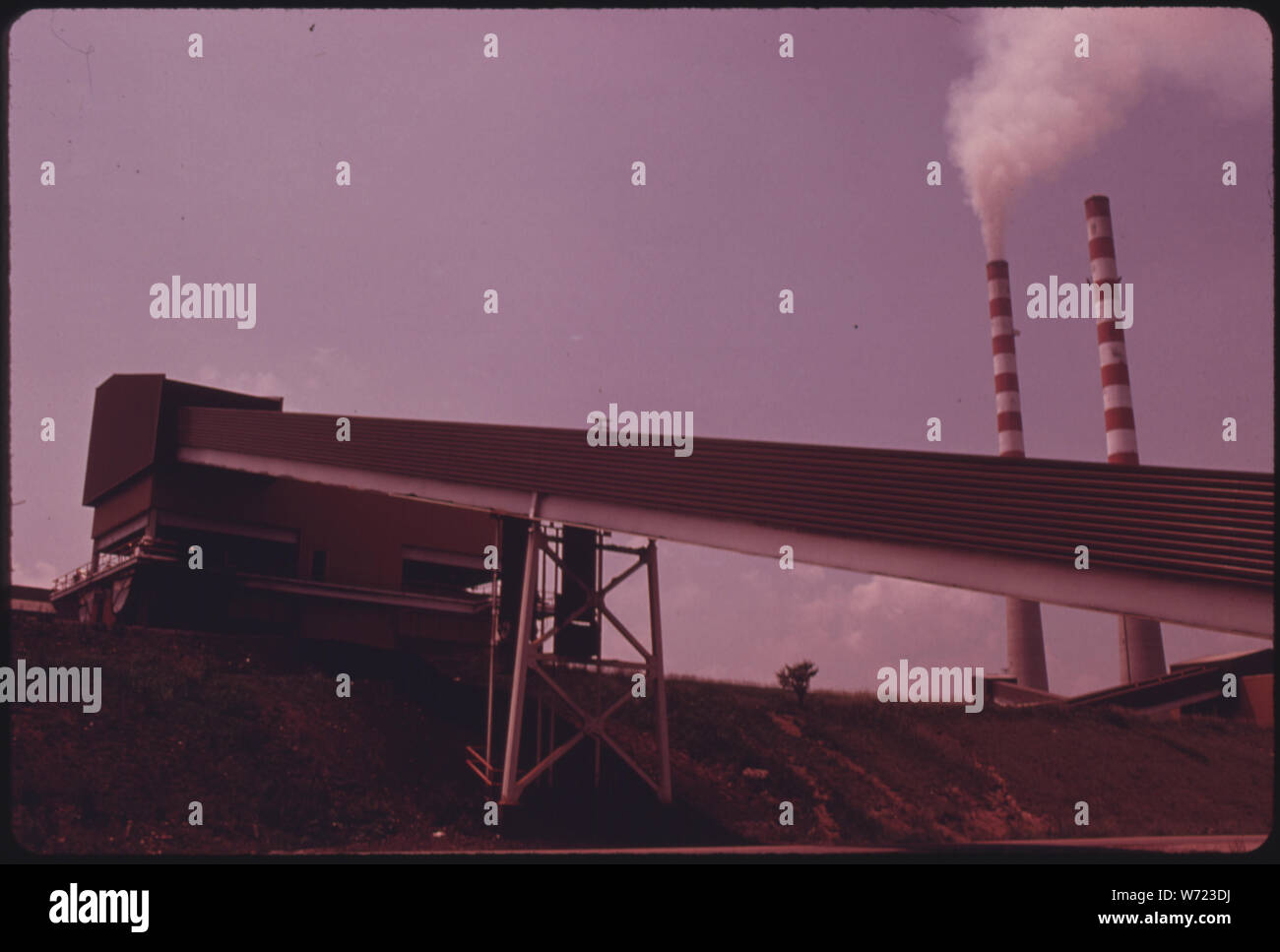 Courroie du convoyeur transporte du charbon de barges chargées SUR LA CUMBERLAND RIVER À LA TENNESSEE VALLEY AUTHORITY (vapeur de l'USINE EN ARRIÈRE-PLAN) À LA VILLE DE CUMBERLAND, Maryland, près de Clarksville. C'EST LA PLUS GRANDE USINE À VAPEUR DE TYPE ET D'UN DES PLUS MODERNES AU MONDE. La plante CONSERVE UN MILLION DE TONNES DE CHARBON EN MAIN À TOUT MOMENT Banque D'Images