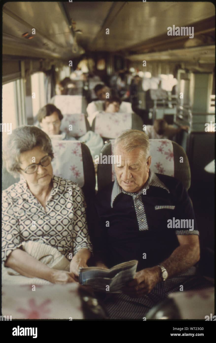 COUPLE DE DISCUTER DE LEURS PLANS D'UNE VOITURE SUR LE LONE STAR COMME IL traverse l'OKLAHOMA ENROUTE DE CHICAGO à Houston au Texas. En employant les techniques aériennes ET AUTRES MÉTHODES MODERNES AMTRAK COMMENCE À ATTIRER PLUS de coureurs. Beaucoup de gens maintenant ALLER EN TRAIN SUR DE LONGUES DISTANCES D'admirer le paysage et se détendre Banque D'Images