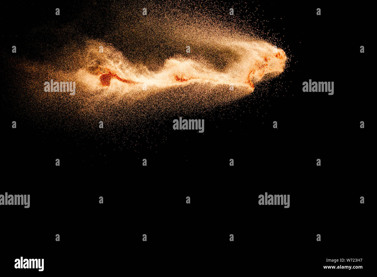 Nuage de sable résumé.splash sable brun sur un fond sombre. Explosion de poussière brune. Banque D'Images