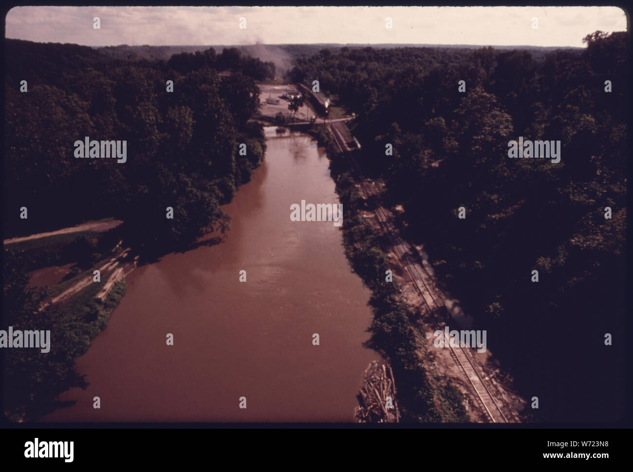 Rivière Cuyahoga AVEC DÉTOURNEMENT DE L'EAU À L'ancienne l'OHIO-ERIE CANAL SUR LA GAUCHE. Moteur À VAPEUR WEEK-END TRAIN DE CLEVELAND, Ohio, EST VU DANS L'ARRIÈRE-PLAN À DROITE. Le TRAIN DONNE AUX PASSAGERS UNE VUE DE LA VALLÉE DE CUYAHOGA ET UNE PARTIE DES 30 000 acres Cuyahoga Valley National Recreation Area entre Cleveland et d'Akron. Cette photo a été prise près de l'autoroute 82 près de Cleveland. Les Indiens nommé la rivière Cuyahoga, CE QUI SIGNIFIE DE TRAVERS Banque D'Images