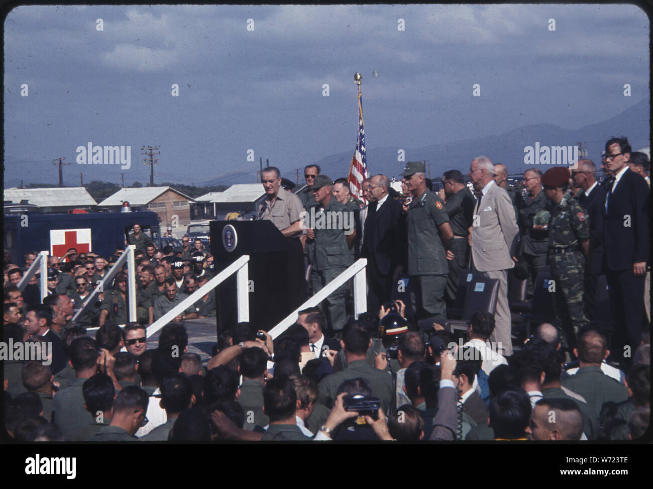 Cam Rahn Bay, République du Vietnam...Président des États-Unis, Lyndon B. Johnson, Adresses des troupes américaines au cours d'une visite à la baie de Cam Ranh. Assister à la cérémonie sont le Contre-amiral Kenneth L. Veth, U.S. Navy (deuxième à gauche), commandant des Forces navales des États-Unis au Vietnam, le général William C. Westmoreland, USA (deuxième rang, deuxième à partir de la droite), commandant U.S. Military Assistance Command, Vietnam, et l'Honorable Ellsworth Bunker, Ambassadeur des États-Unis à la République du Vietnam. Banque D'Images