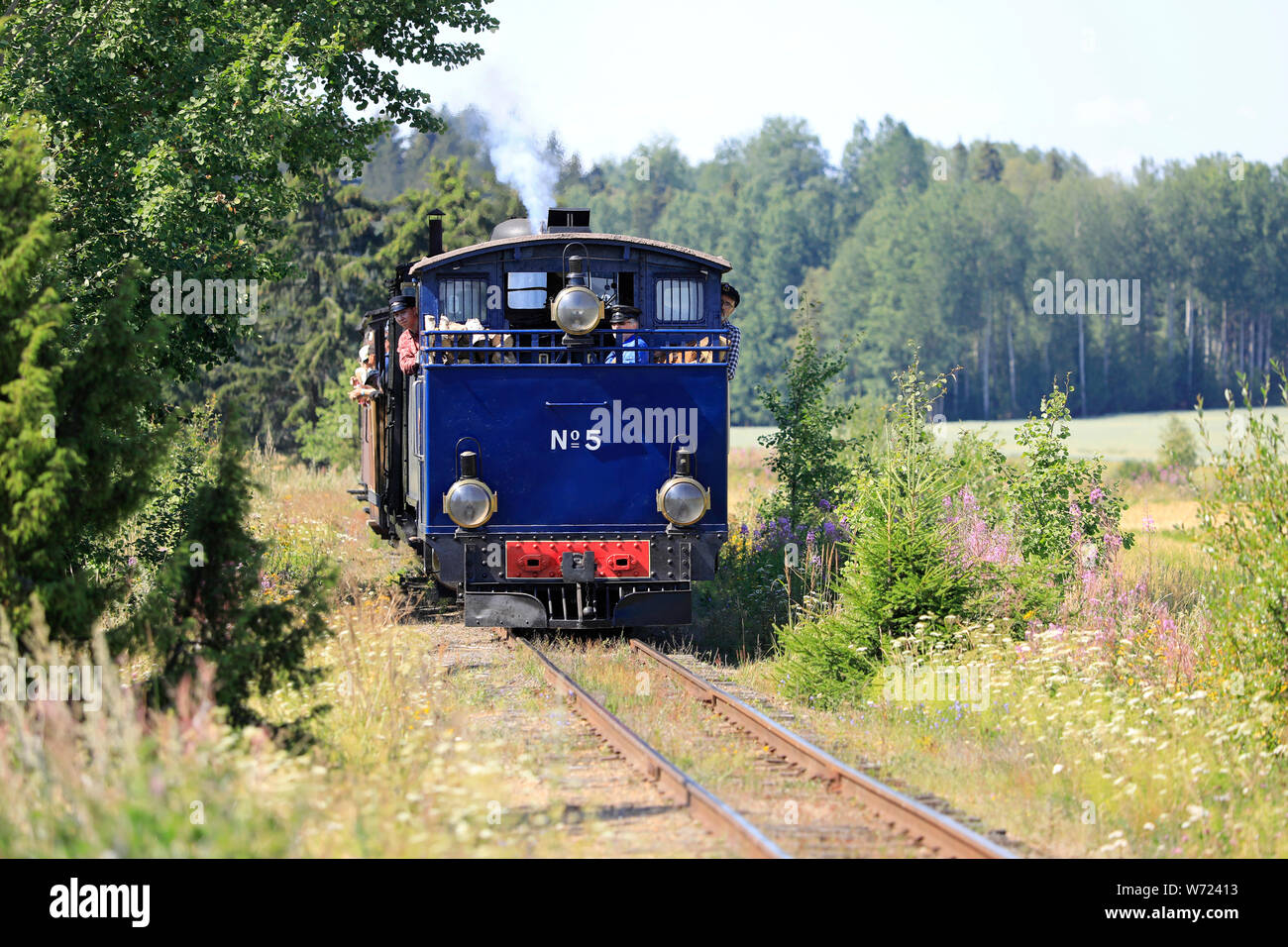 Voyageant sur la locomotive à vapeur alimentées au bois no 5 Sohvi, fabriqués en Finlande 1917, à Jokioinen le musée ferroviaire. Palomaki, Finlande. Le 28 juillet 2019. Banque D'Images