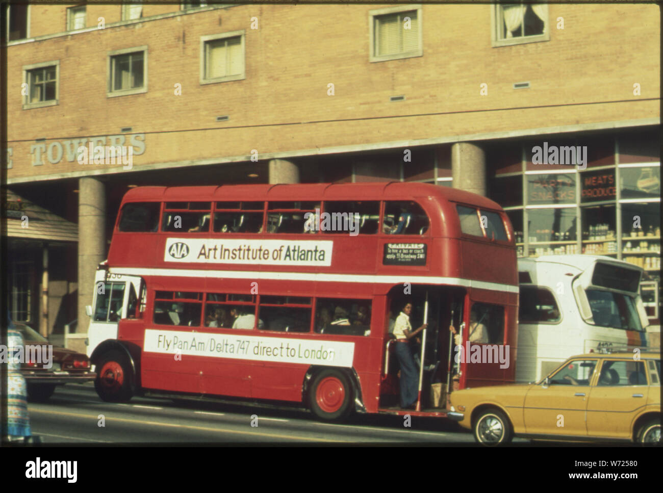 DOUBLE DECKER BUS SUR LES RUES D'ATLANTA, GÉORGIE. Cela NE FAIT PAS PARTIE DE LA Metropolitan Atlanta Rapid Transit Authority (MARTA) Système de bus qui a amélioré ses installations et attiré un nombre croissant de cavaliers. MARTA A RÉDUIT LE TARIF DE 40 À 15 CENTS ET DES SERVICES SUPPLÉMENTAIRES, TELS QUE DE NOUVEAUX ITINÉRAIRES, DES PARKING ET SALLE D'ATTENTE DES PASSAGERS DES REFUGES. Les électeurs ont autorisé une taxe de vente de 1  % D'AMÉLIORER LEUR SYSTÈME DE TRANSPORT EN COMMUN Banque D'Images