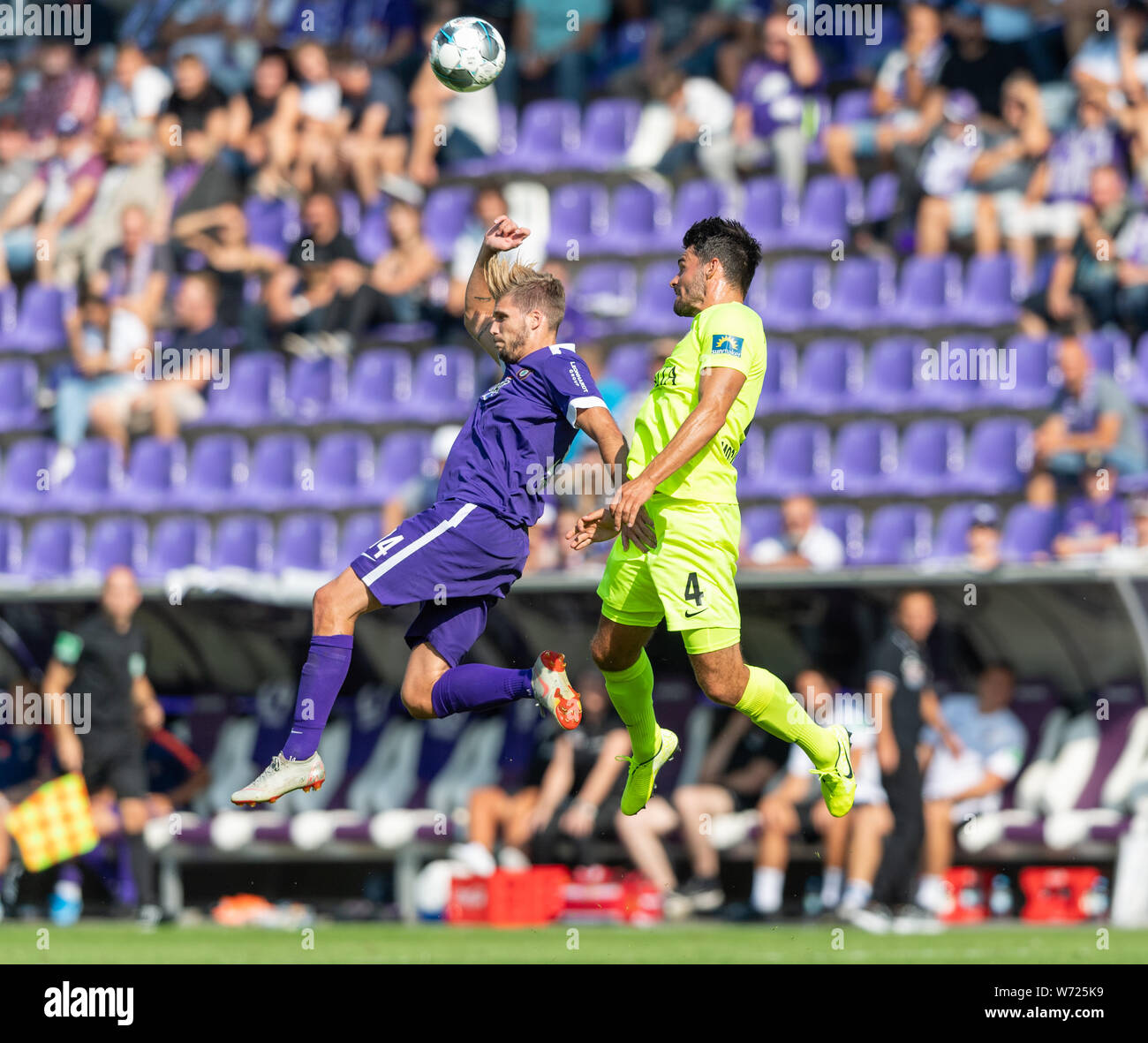 04 août 2019, Saxe, UAE : Soccer : 2ème Bundesliga, Erzgebirge Aue --SV Wiesbaden, 2e journée, dans le Sparkassen-Erzgebirgsstadion. Uae Philipp Zulechner (l) de Wiesbaden contre Sascha Mockenhaupt. Photo : Robert Michael/dpa-Zentralbild/DPA - NOTE IMPORTANTE : en conformité avec les exigences de la DFL Deutsche Fußball Liga ou la DFB Deutscher Fußball-Bund, il est interdit d'utiliser ou avoir utilisé des photographies prises dans le stade et/ou la correspondance dans la séquence sous forme d'images et/ou vidéo-comme des séquences de photos. Banque D'Images