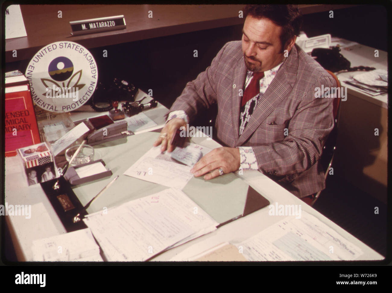 La protection de l'inspecteur des douanes de l'Agence APPROUVE LES RAPPORTS SUR LES PESTICIDES qui ont passé l'ANALYSE EN LABORATOIRE. Dans LA VILLE DE NEW YORK Banque D'Images