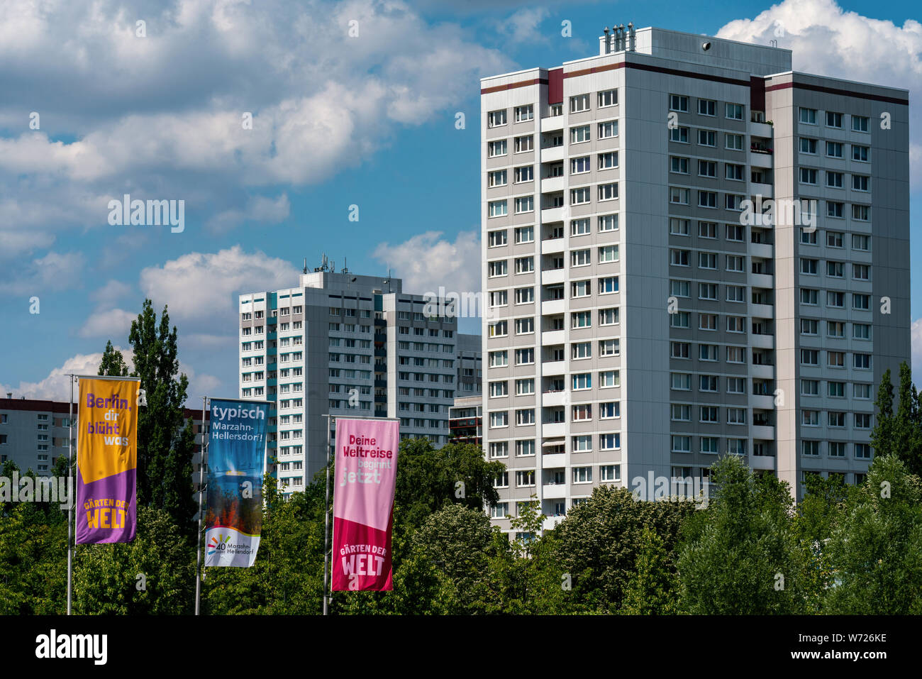 Berlin, Allemagne - 18 juillet 2019 : Les bâtiments de grande hauteur dans Marzahn Hellersdorf avec drapeaux disant '130' typique Banque D'Images