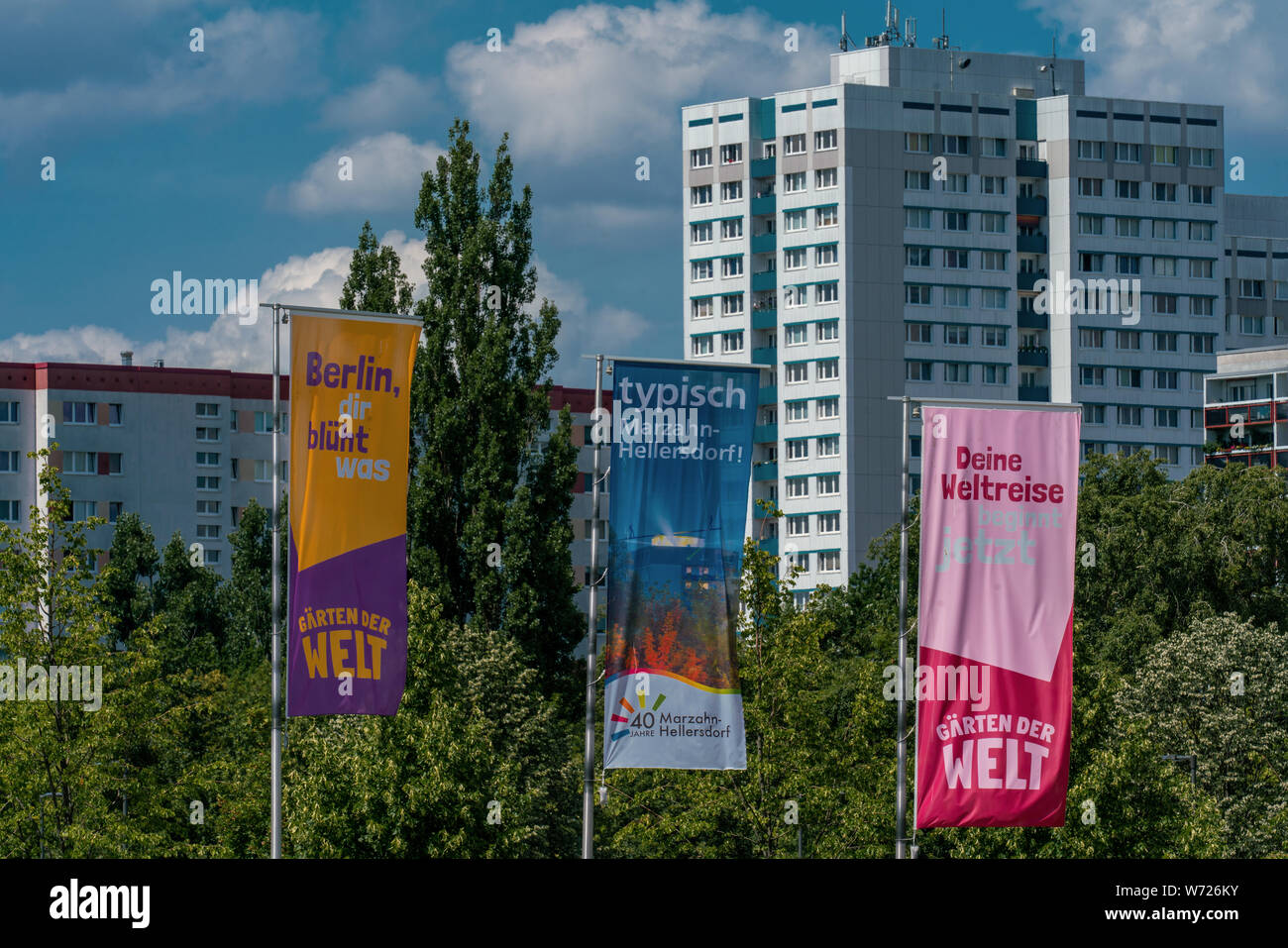 Berlin, Allemagne - 18 juillet 2019 : Les bâtiments de grande hauteur dans Marzahn Hellersdorf avec drapeaux disant '130' typique Banque D'Images