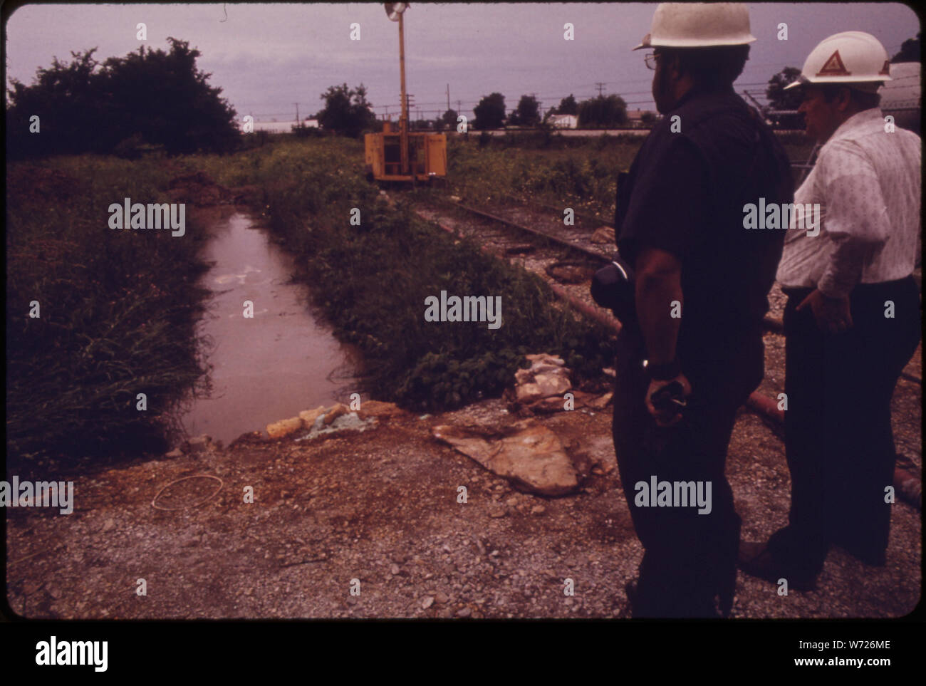 Les autorités de l'EPA superviser un étang de retenue construit hâtivement CONTENANT DE L'EAU TRAITÉE POUR LA DÉPOSE DE CHROME. Un déversement de produits chimiques a abouti le 20 juin 1974, LORSQU'UN BÂTIMENT DE STOCKAGE DE PRODUITS CHIMIQUES Pennwalt Corporation a été détruit. Les autorités croient L'INCENDIE A ÉTÉ CAUSÉ PAR LA FOUDRE. Produits chimiques DANS UN COLLECTEUR D'EAUX PLUVIALES ET A CAUSÉ DES POISSONS SUR L'OLENTANGY RIVER Banque D'Images