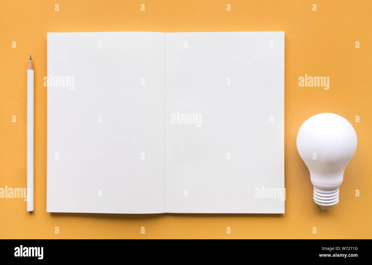 L'inspiration de la créativité d'idées,des concepts avec lightbulb et bloc-notes sur un fond de couleur pastel.Télévision poser design. Banque D'Images