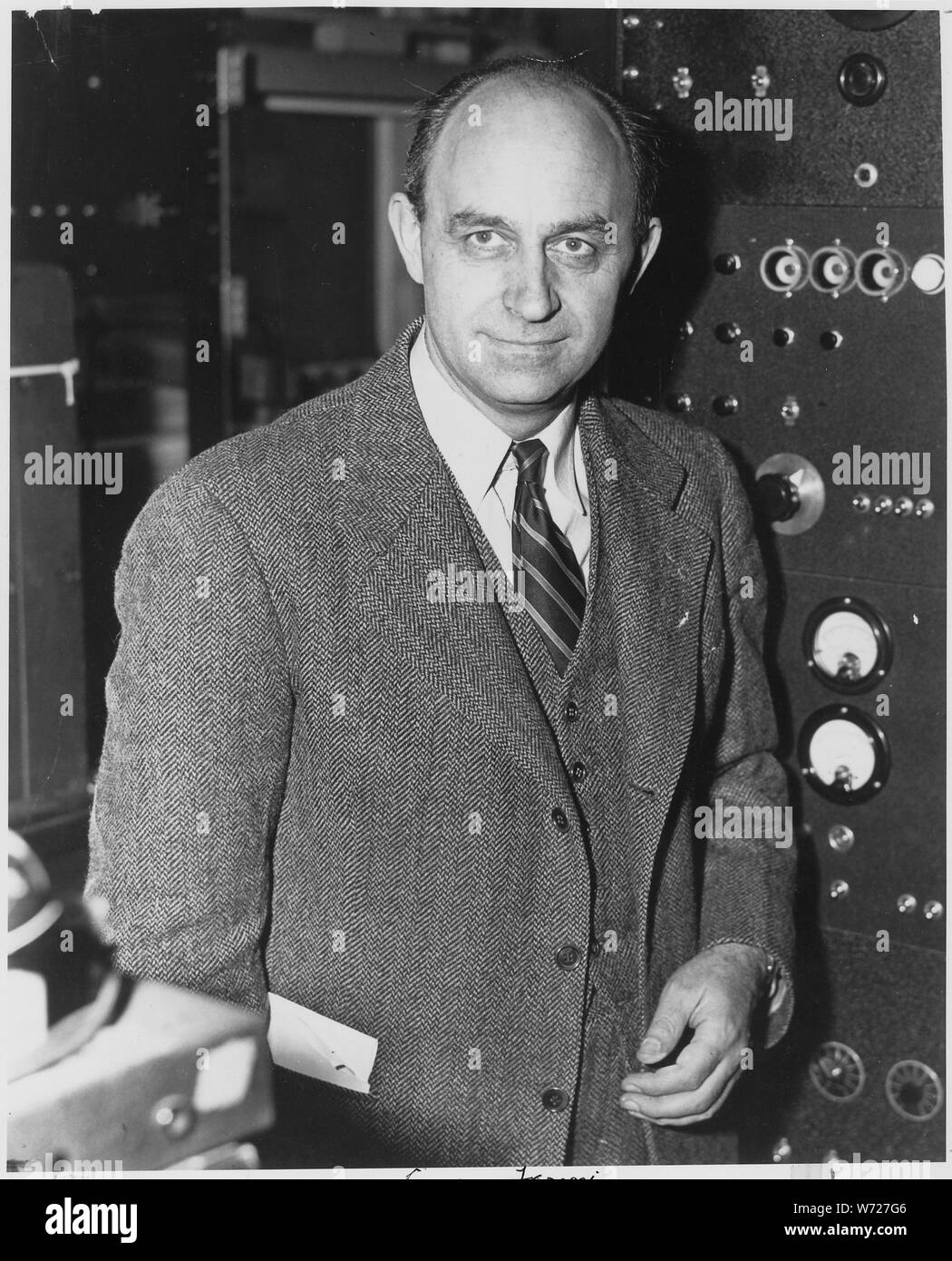 Enrico Fermi, physicien italo-américaine, a reçu le Prix Nobel de physique 1938 pour l'identification de nouveaux éléments et de découvrir les réactions nucléaires par sa méthode d'irradiation nucléaire et les bombardements. Il est né à Rome, Italie, le 29 septembre 1901, et mort à Chicago, Illinois, le 28 novembre 1954, 1943 - 1949 Banque D'Images