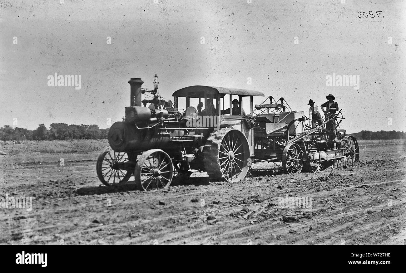Photographie avec légende sur Mile 52 Pelle tractée par la traction-moteur, côté de la charrue. Le 8 août 1904. Banque D'Images