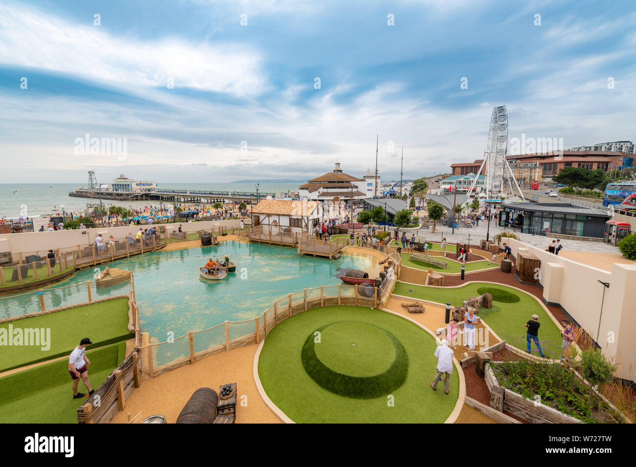 Bournemouth, Royaume-Uni. 4 août 2019. Essayer la nouvelle de tourisme de Smugglers Cove Adventure Golf sur le front de mer de Bournemouth, récemment ouvert cette semaine. Crédit : Thomas Faull/Alamy Live News Banque D'Images