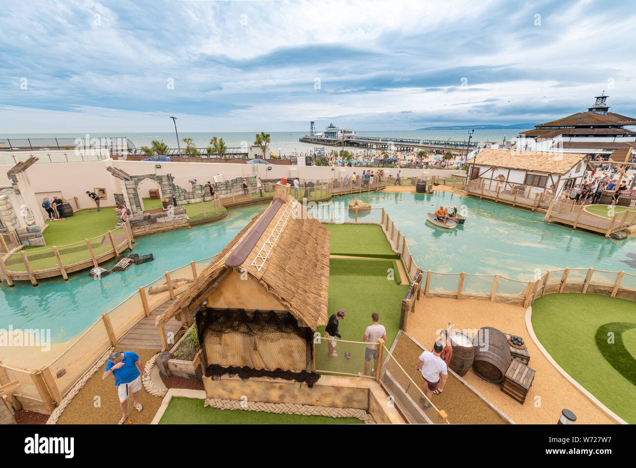 Bournemouth, Royaume-Uni. 4 août 2019. Essayer la nouvelle de tourisme de Smugglers Cove Adventure Golf sur le front de mer de Bournemouth, récemment ouvert cette semaine. Crédit : Thomas Faull/Alamy Live News Banque D'Images