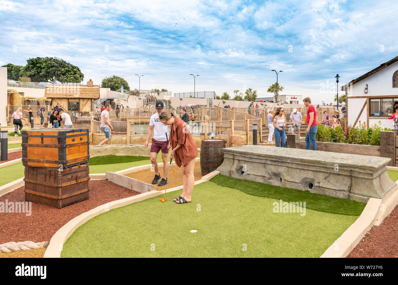 Bournemouth, Royaume-Uni. 4 août 2019. Essayer la nouvelle de tourisme de Smugglers Cove Adventure Golf sur le front de mer de Bournemouth, récemment ouvert cette semaine. Crédit : Thomas Faull/Alamy Live News Banque D'Images