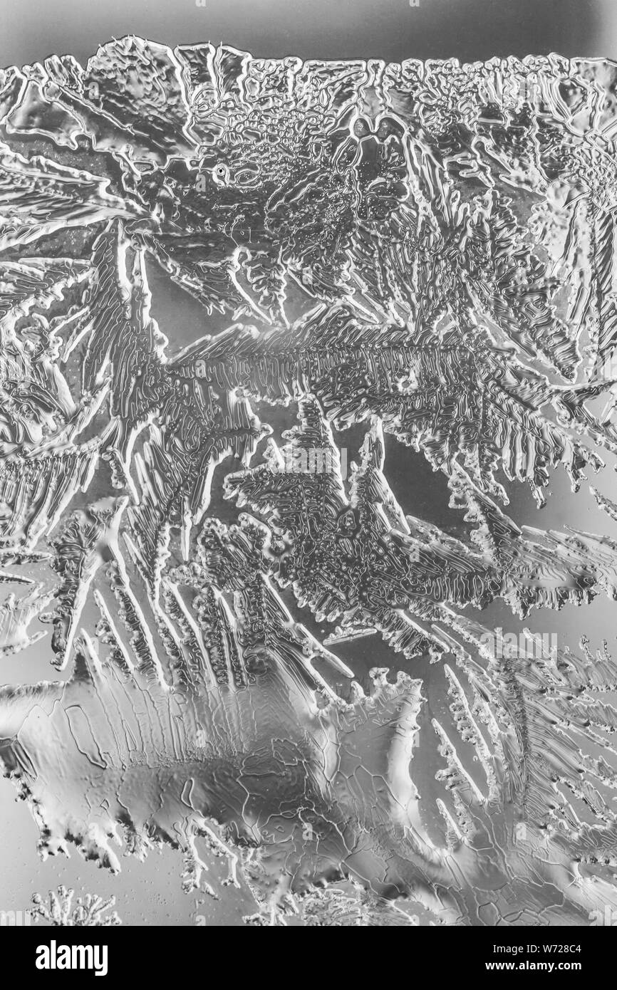 Frosty modèle à une vitre de fenêtre d'hiver. Banque D'Images Frosty modèle à une vitre de fenêtre d'hiver. Banque D'Images