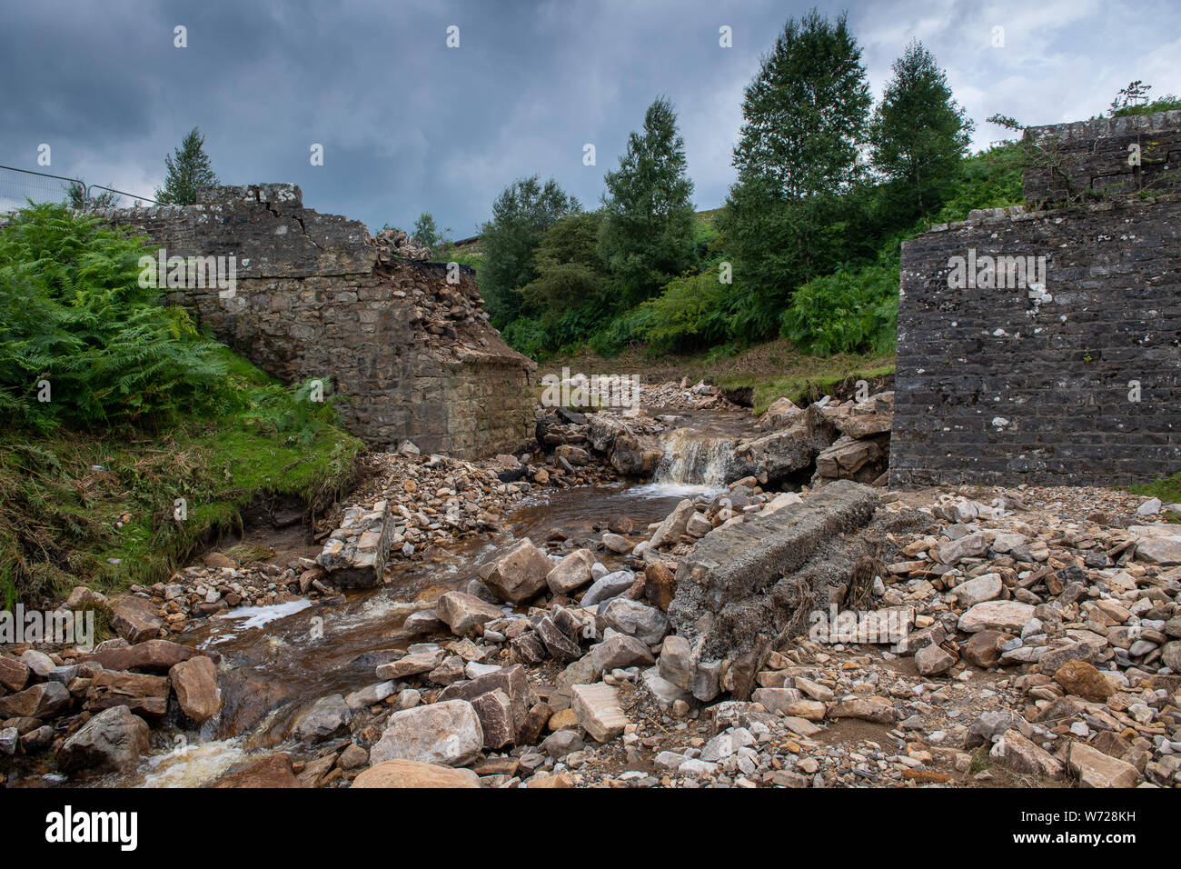 Le Yorkshire, UK. Le 04 août, 2019. UK - Grinton Pont. 4 août 2019 - Le pont détruit par les crues éclair, mardi. North Yorkshire, UK. Credit : Wayne HUTCHINSON/Alamy Live News Banque D'Images