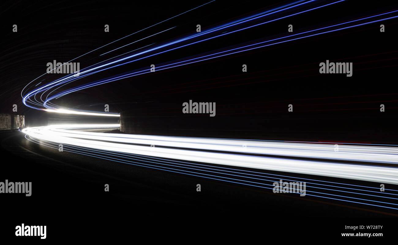 Tralight Light trails dans le tunnel. Art image. Une longue exposition photo prise dans un tunnel. Banque D'Images Tralight Light trails dans le tunnel. Art image. Une longue exposition photo prise dans un tunnel. Banque D'Images