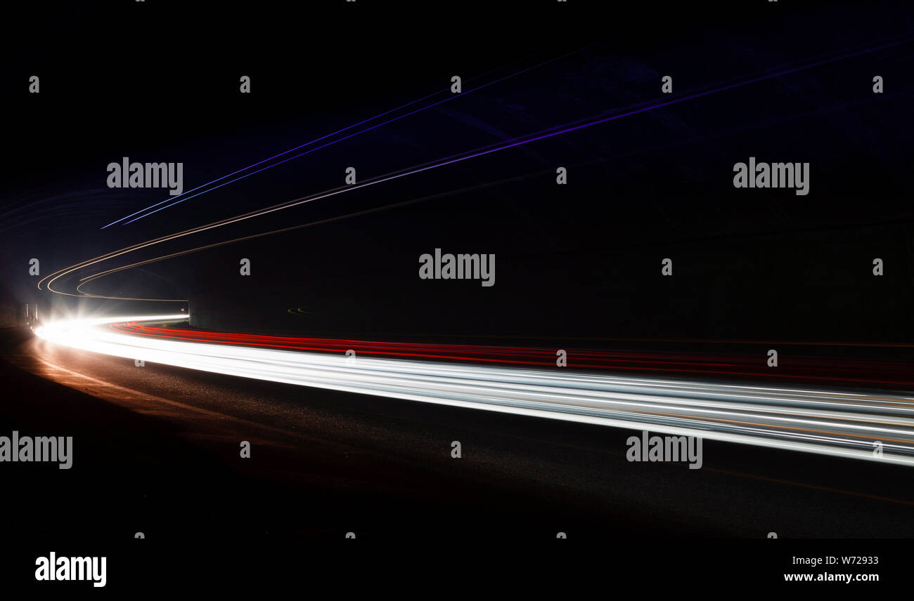 Tralight Light trails dans le tunnel. Art image. Une longue exposition photo prise dans un tunnel. Banque D'Images Tralight Light trails dans le tunnel. Art image. Une longue exposition photo prise dans un tunnel. Banque D'Images