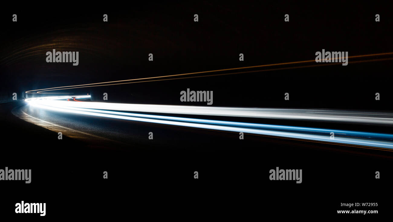 Tralight Light trails dans le tunnel. Art image. Une longue exposition photo prise dans un tunnel. Banque D'Images Tralight Light trails dans le tunnel. Art image. Une longue exposition photo prise dans un tunnel. Banque D'Images