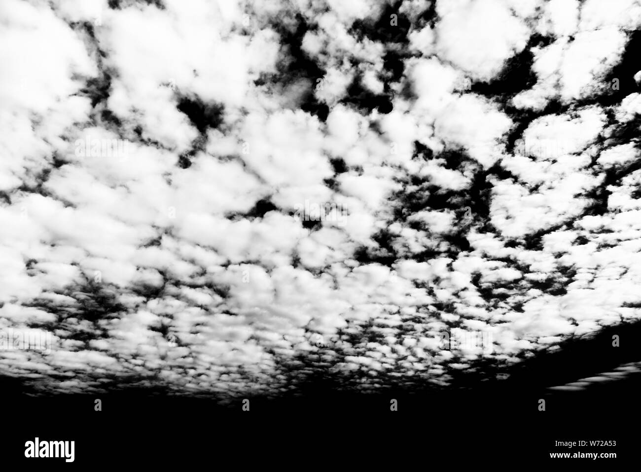 Jeu de nuages isolés sur fond noir. Éléments de conception Banque D'Images Jeu de nuages isolés sur fond noir. Éléments de conception Banque D'Images