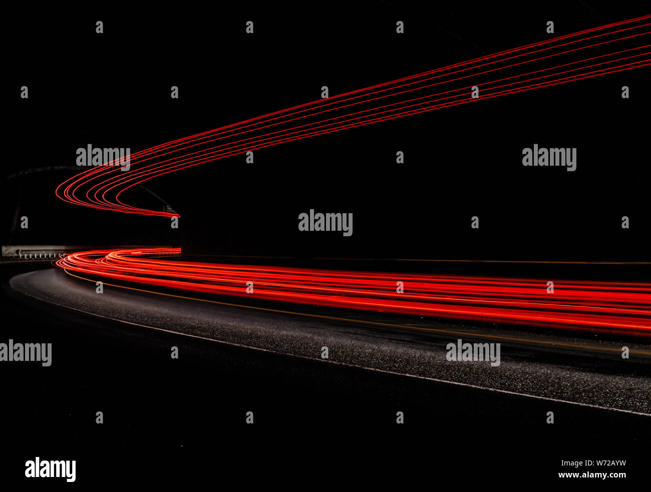 Tralight Light trails dans le tunnel. Art image. Une longue exposition photo prise dans un tunnel. Banque D'Images Tralight Light trails dans le tunnel. Art image. Une longue exposition photo prise dans un tunnel. Banque D'Images
