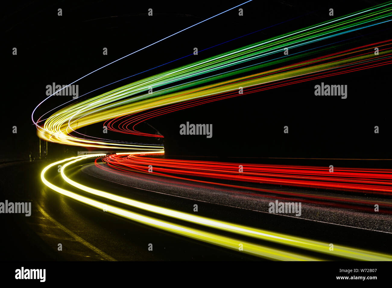 Tralight Light trails dans le tunnel. Art image. Une longue exposition photo prise dans un tunnel. Banque D'Images Tralight Light trails dans le tunnel. Art image. Une longue exposition photo prise dans un tunnel. Banque D'Images