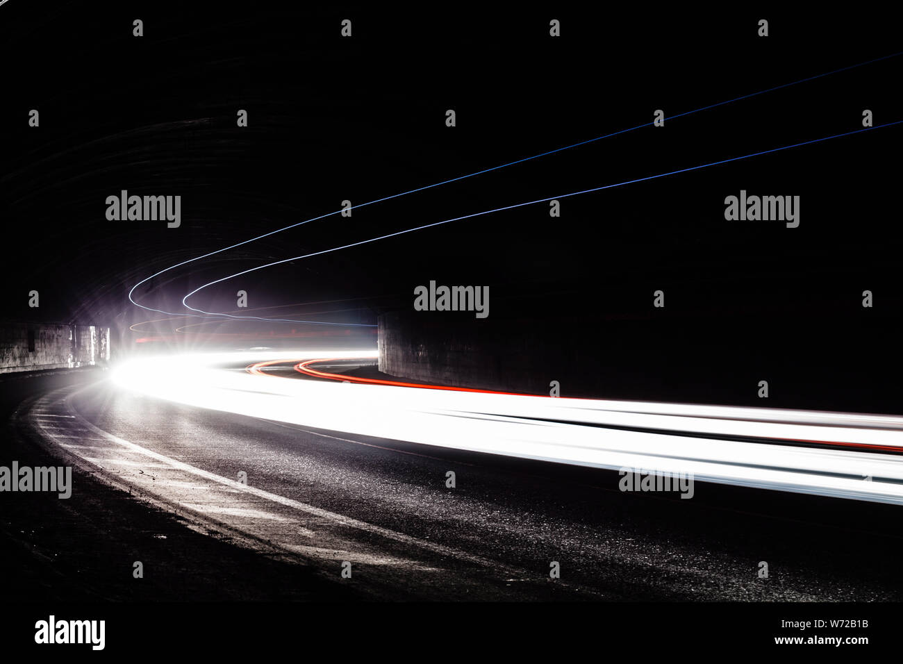 Tralight Light trails dans le tunnel. Art image. Une longue exposition photo prise dans un tunnel. Banque D'Images Tralight Light trails dans le tunnel. Art image. Une longue exposition photo prise dans un tunnel. Banque D'Images